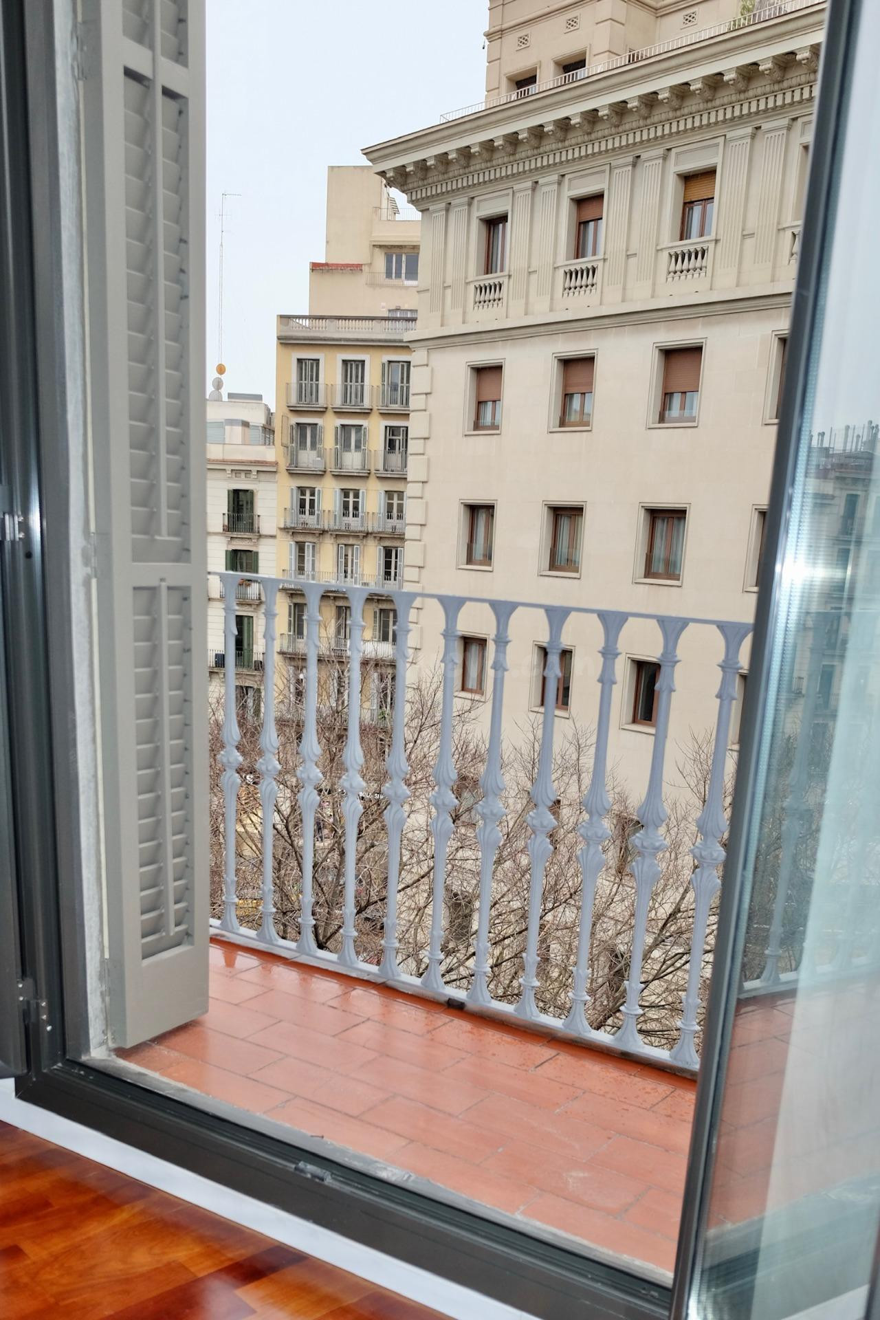 Elegante piso con balcón en finca histórica rehabilitada en  - foto 3