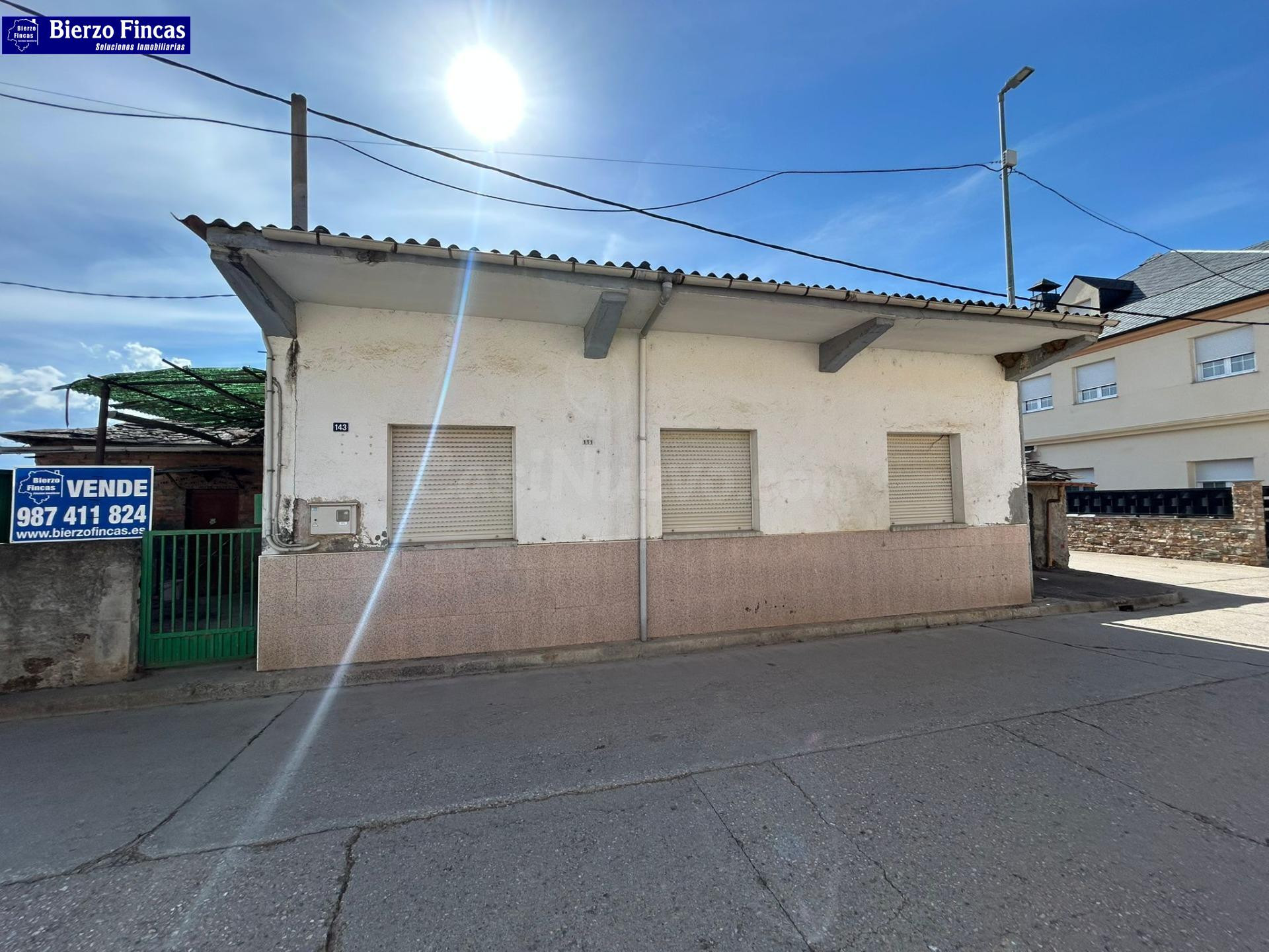 SE VENDE CASA CON PATIO PARA REFORMAR EN PLENO CASCO URBANO 
