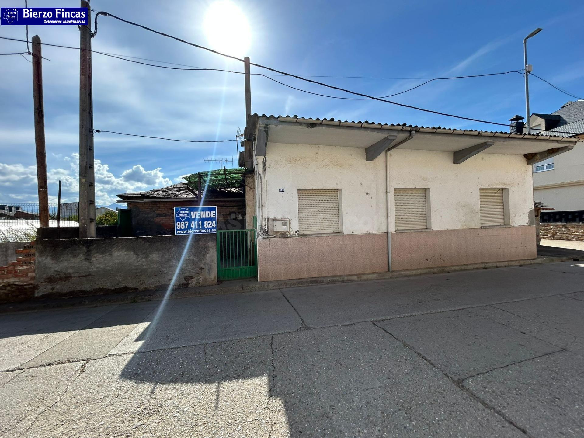 SE VENDE CASA CON PATIO PARA REFORMAR EN PLENO CASCO URBANO  - foto 2