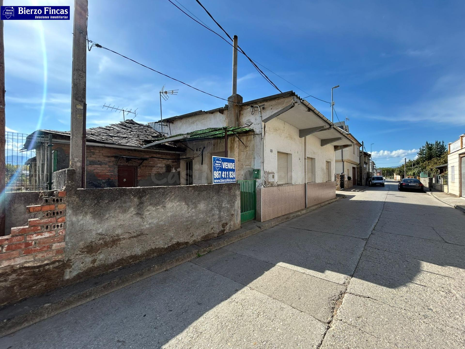 SE VENDE CASA CON PATIO PARA REFORMAR EN PLENO CASCO URBANO  - foto 3