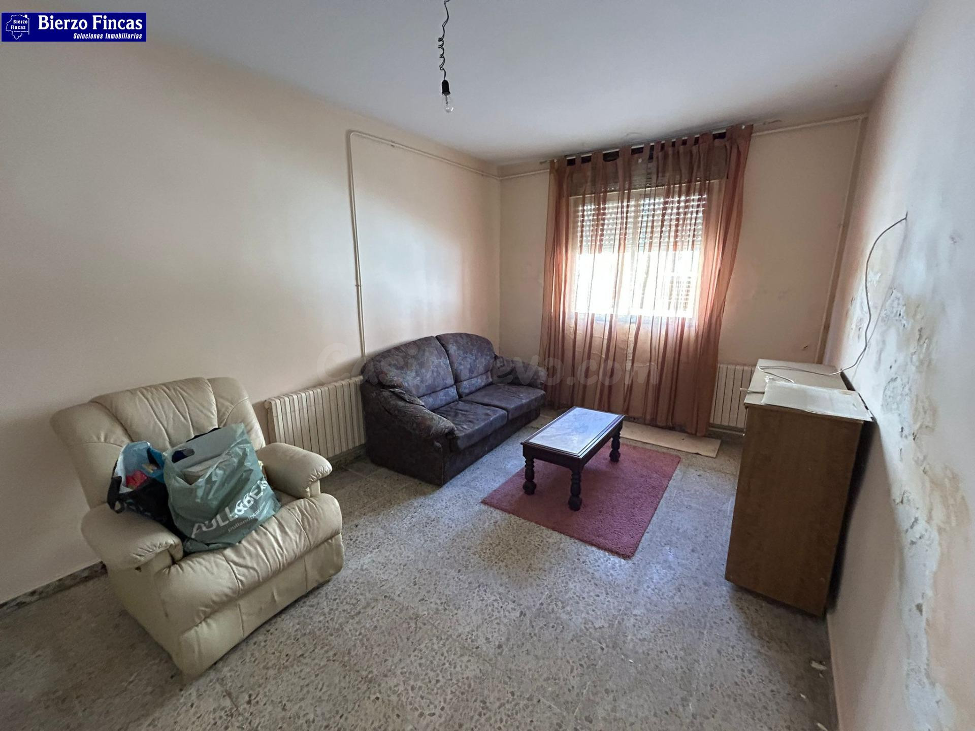 SE VENDE CASA CON PATIO PARA REFORMAR EN PLENO CASCO URBANO  - foto 5