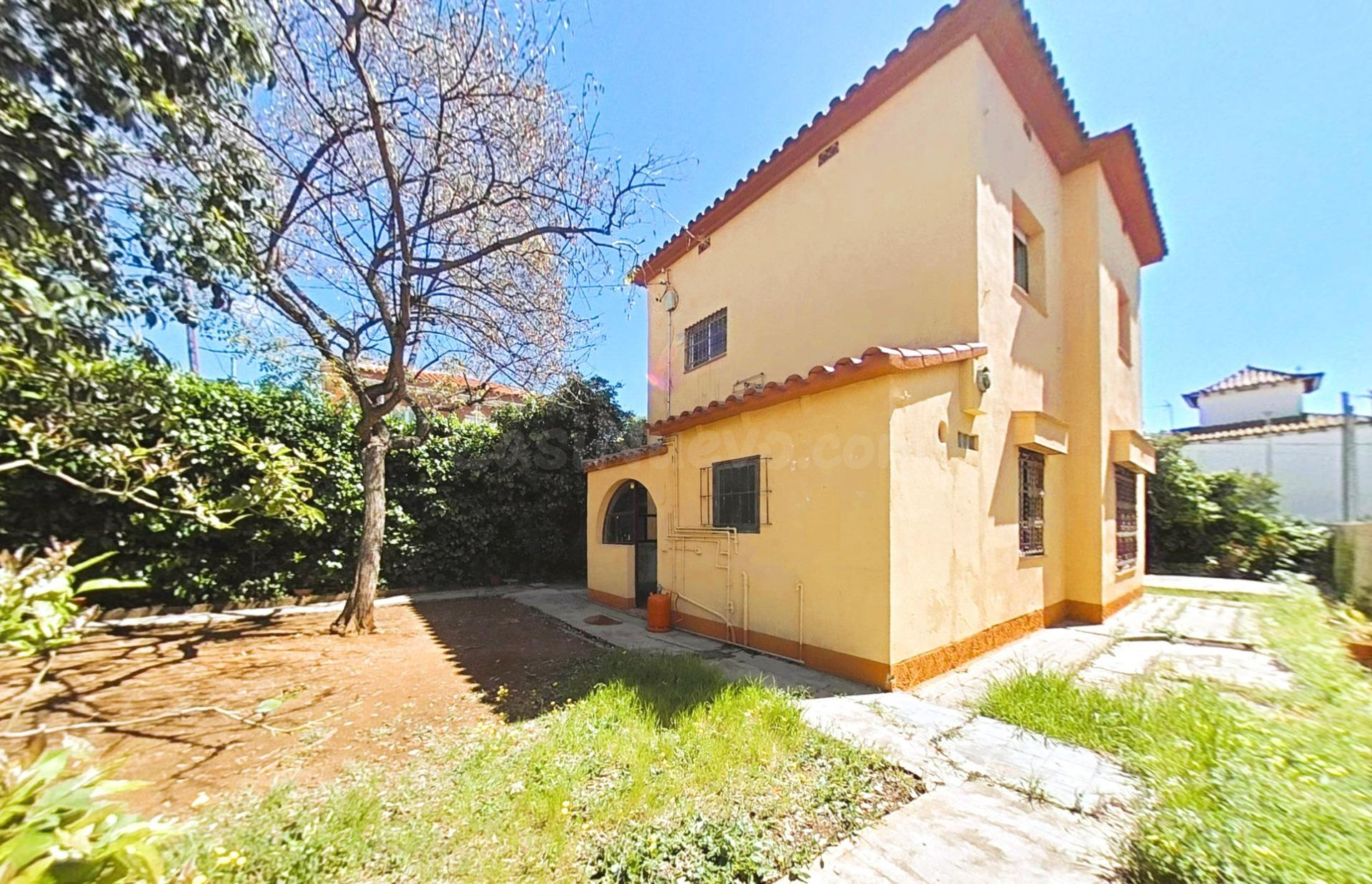 Casa esquinera con gran jardín y infinitas posibilidades en 