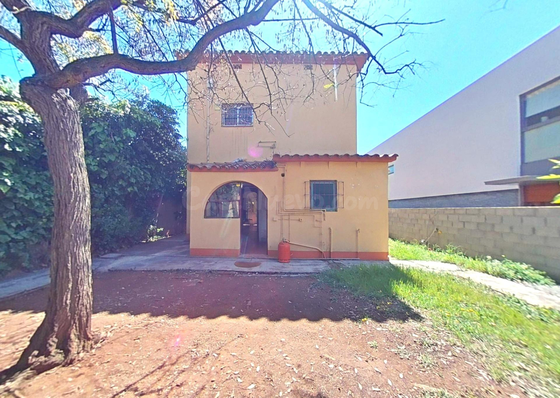 Casa esquinera con gran jardín y infinitas posibilidades en  - foto 2