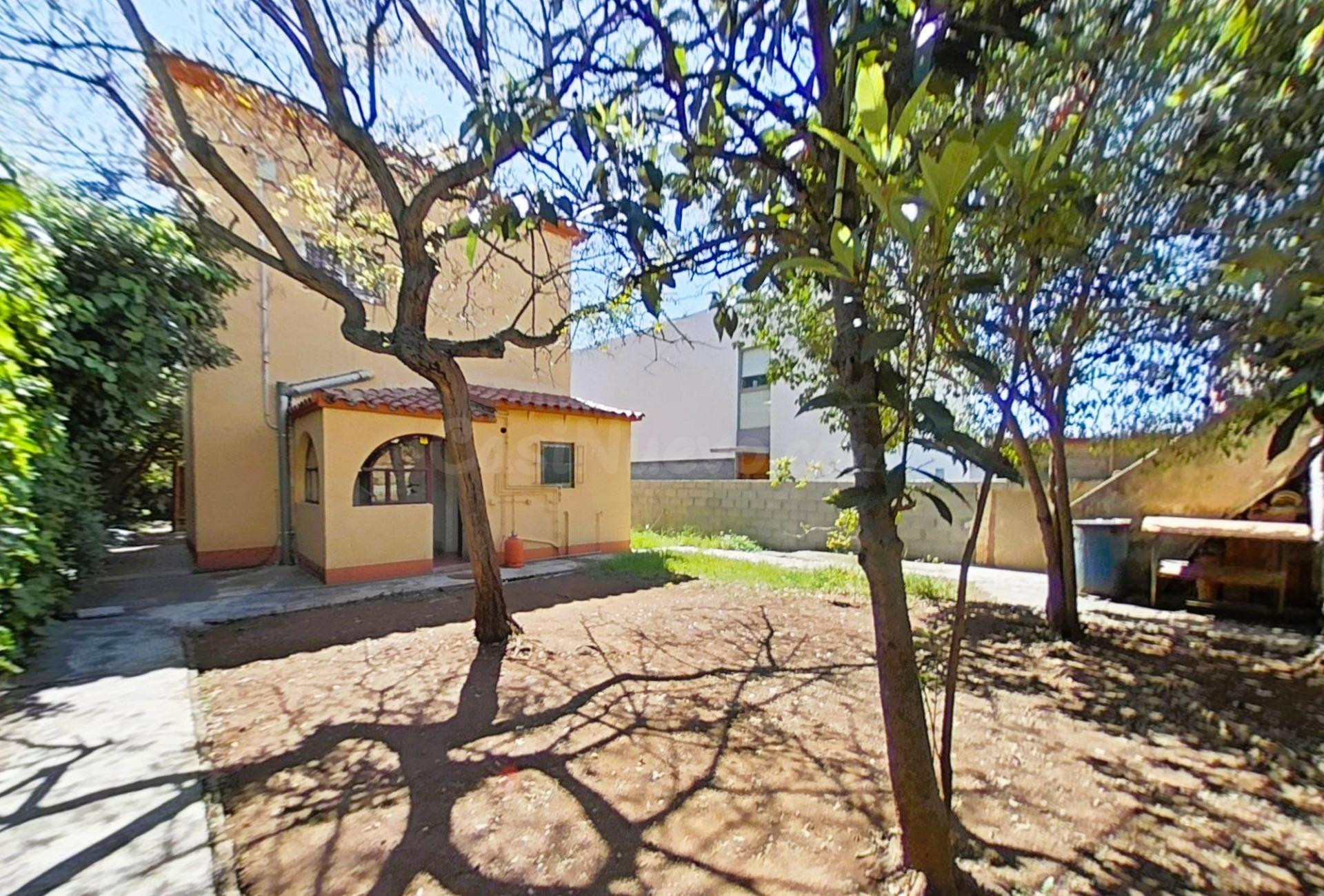 Casa esquinera con gran jardín y infinitas posibilidades en  - foto 3