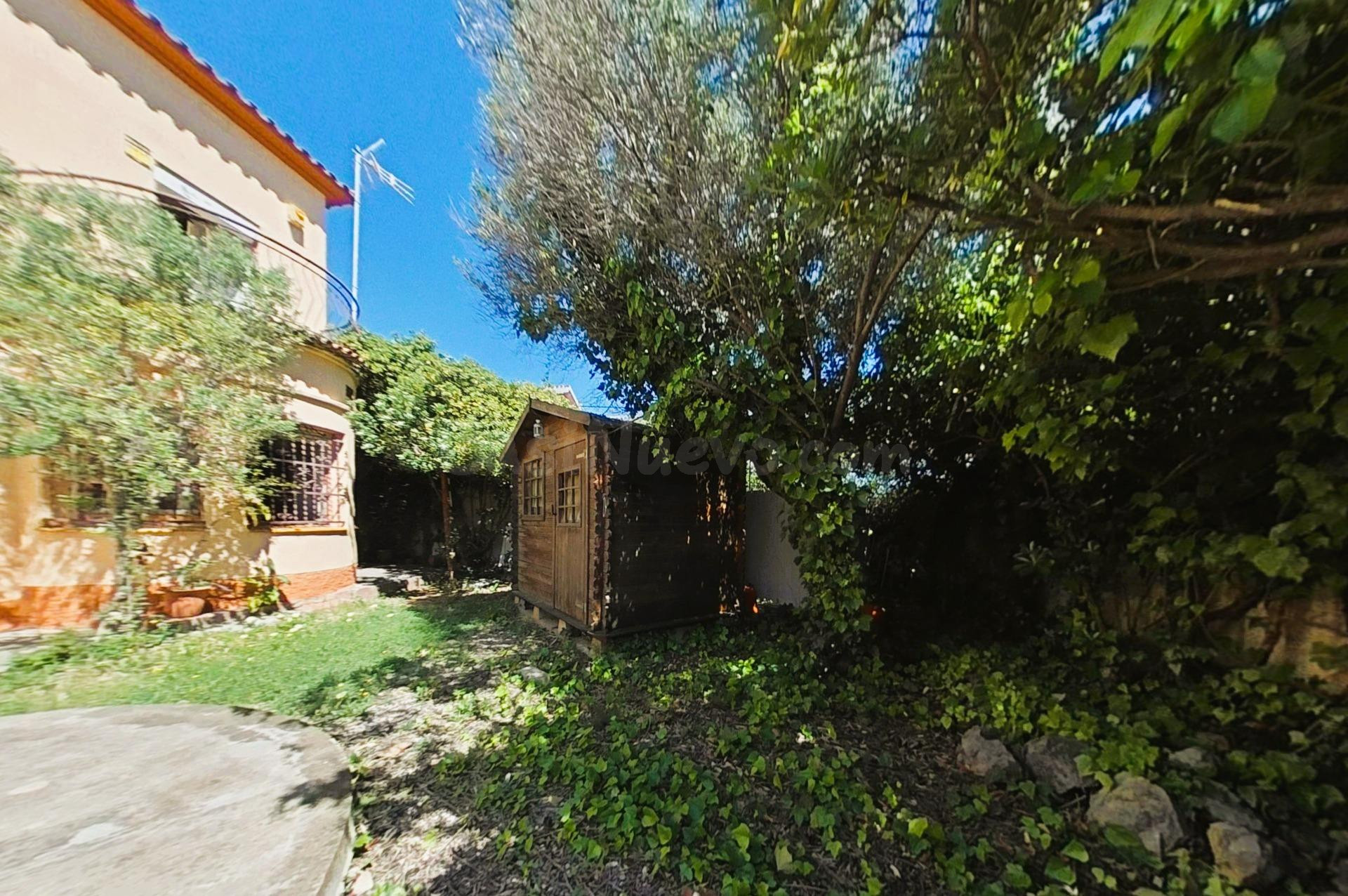Casa esquinera con gran jardín y infinitas posibilidades en  - foto 4