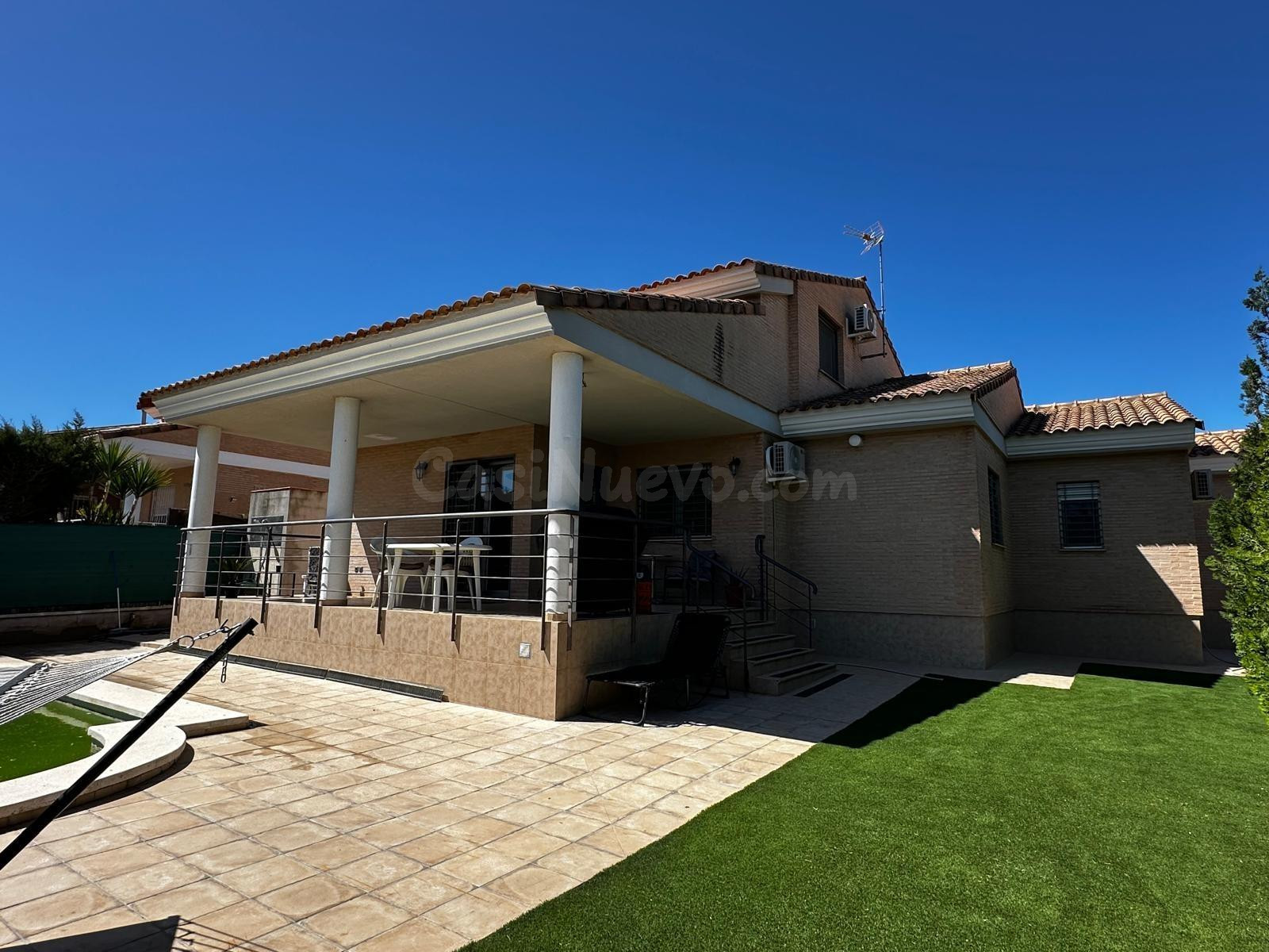 EXCLUSIVO CHALET CON PISCINA Y AMPLIAS TERRAZAS