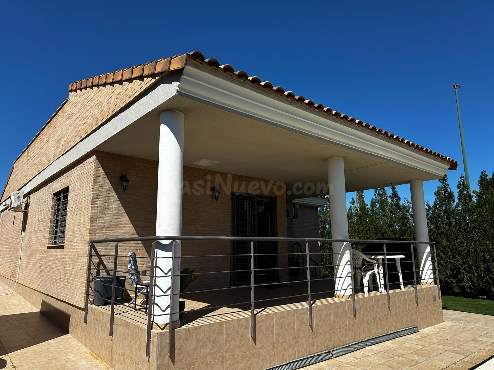 EXCLUSIVO CHALET CON PISCINA Y AMPLIAS TERRAZAS - foto 2