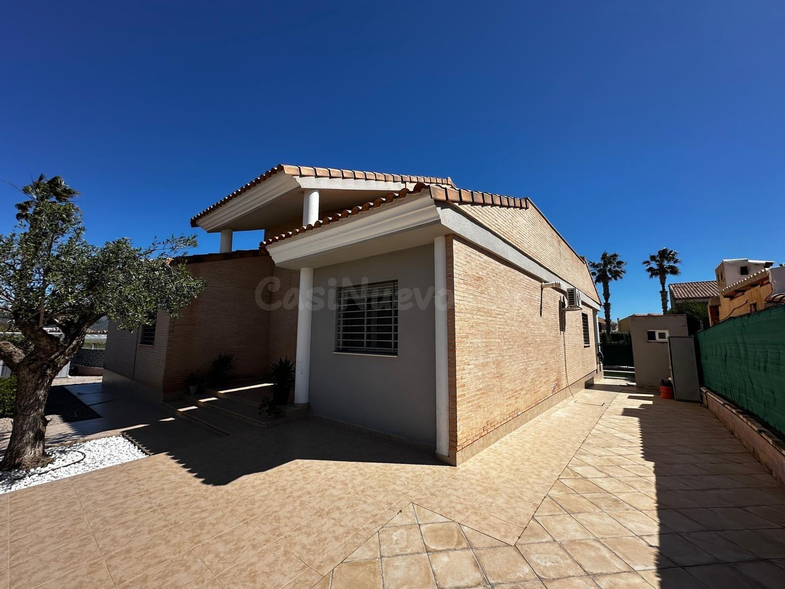 EXCLUSIVO CHALET CON PISCINA Y AMPLIAS TERRAZAS - foto 3