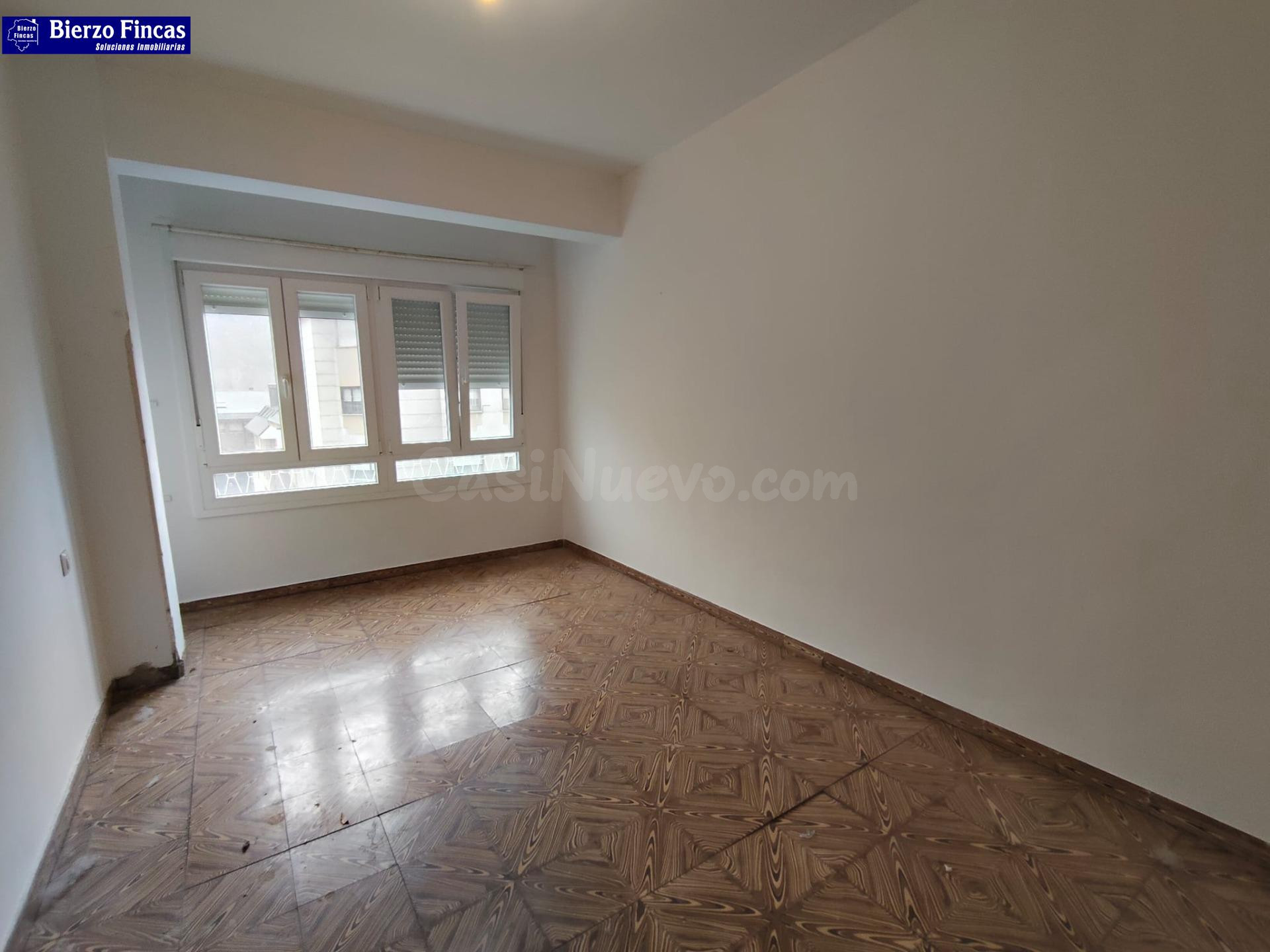 SE VENDE PISO CON ASCENSOR EN PONFERRADA - foto 2