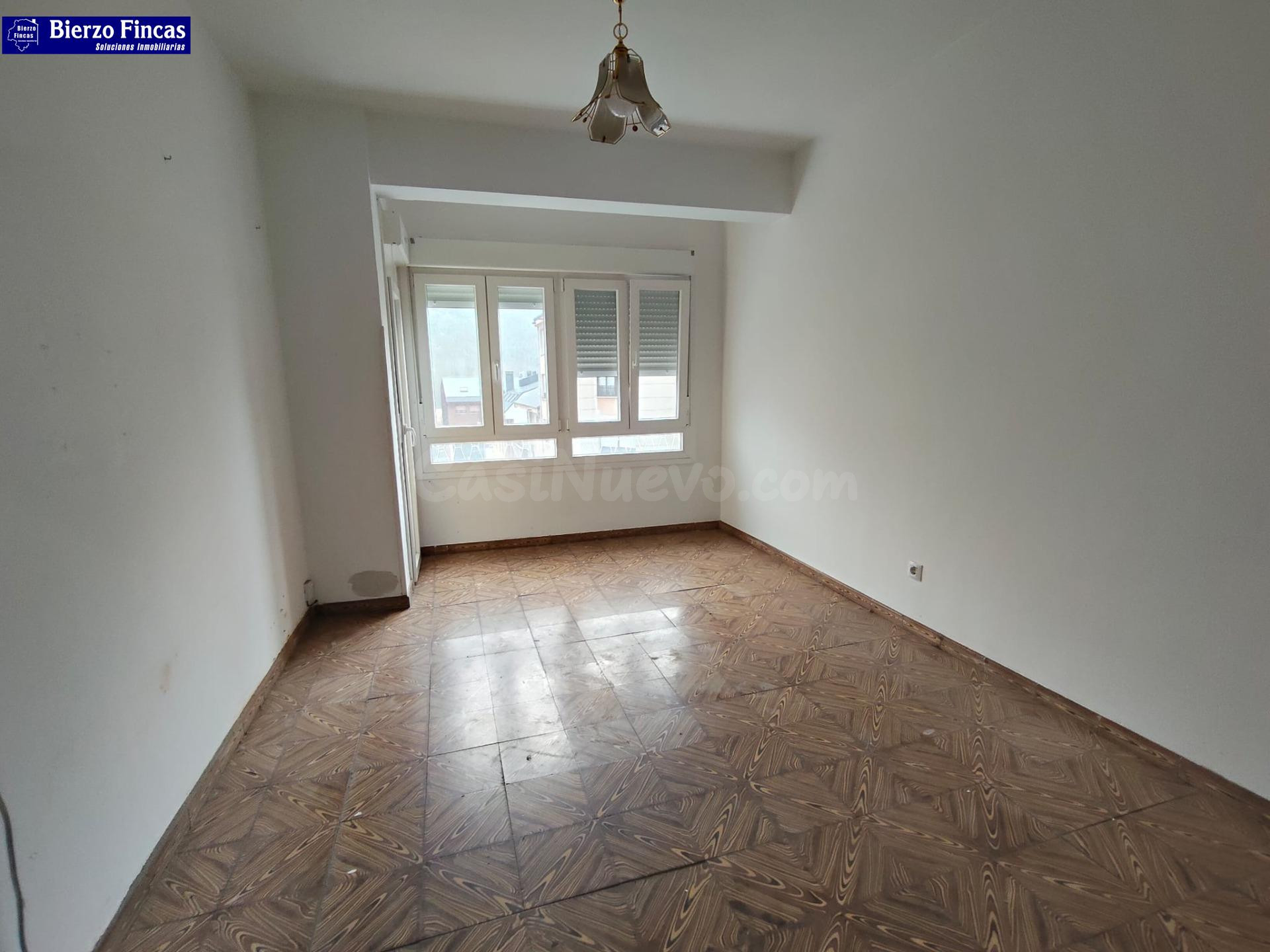 SE VENDE PISO CON ASCENSOR EN PONFERRADA - foto 3