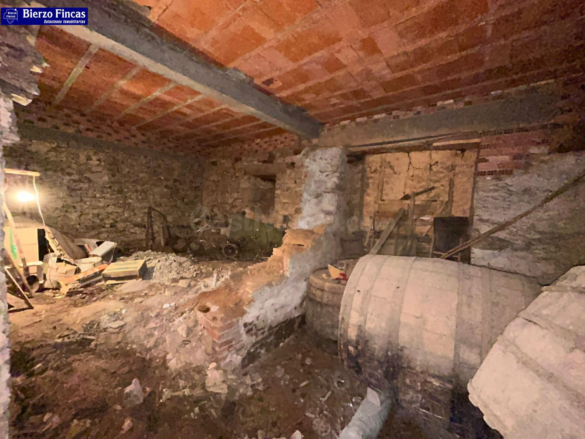 ️️️SE VENDE CASA PARA REFORMAR EN SANTALLA DEL BIERZO CON TE - foto 3