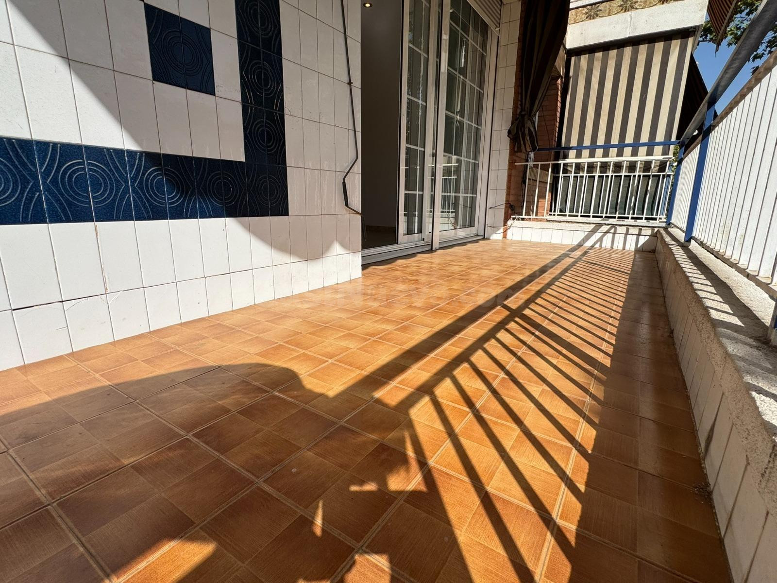 Amplio piso, luminoso y con terraza en Marianao, Sant Boi de - foto 2