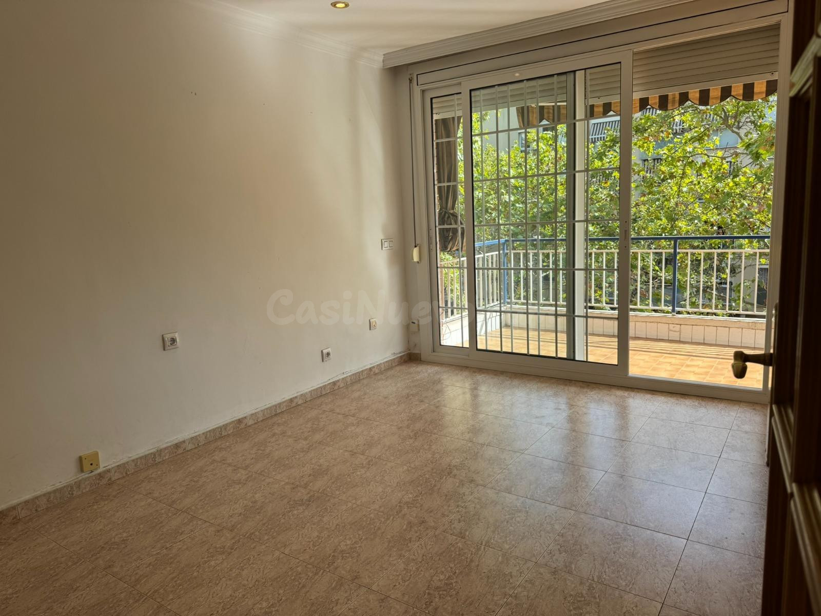 Amplio piso, luminoso y con terraza en Marianao, Sant Boi de - foto 3