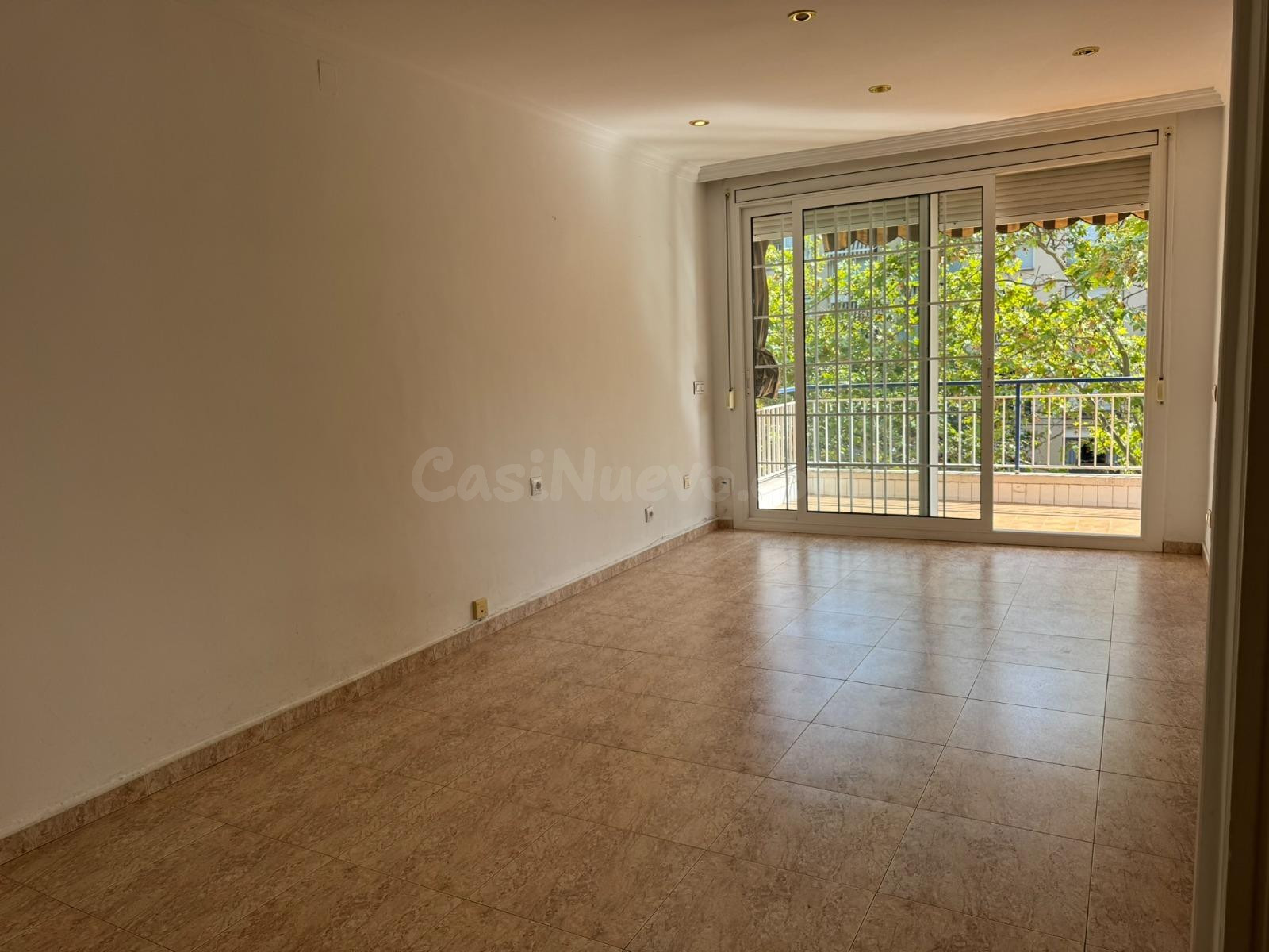 Amplio piso, luminoso y con terraza en Marianao, Sant Boi de - foto 4