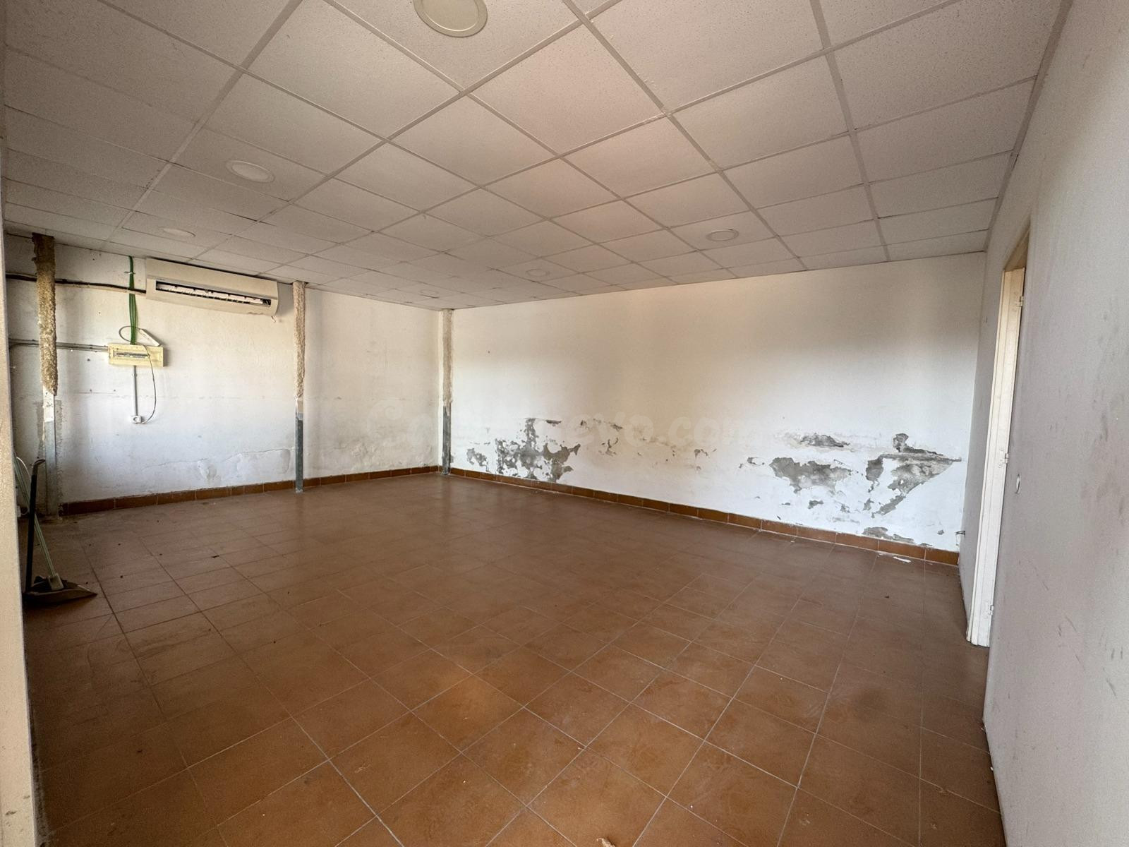 Amplio solar con almacén y oficinas en Santa Coloma de Cerve - foto 4