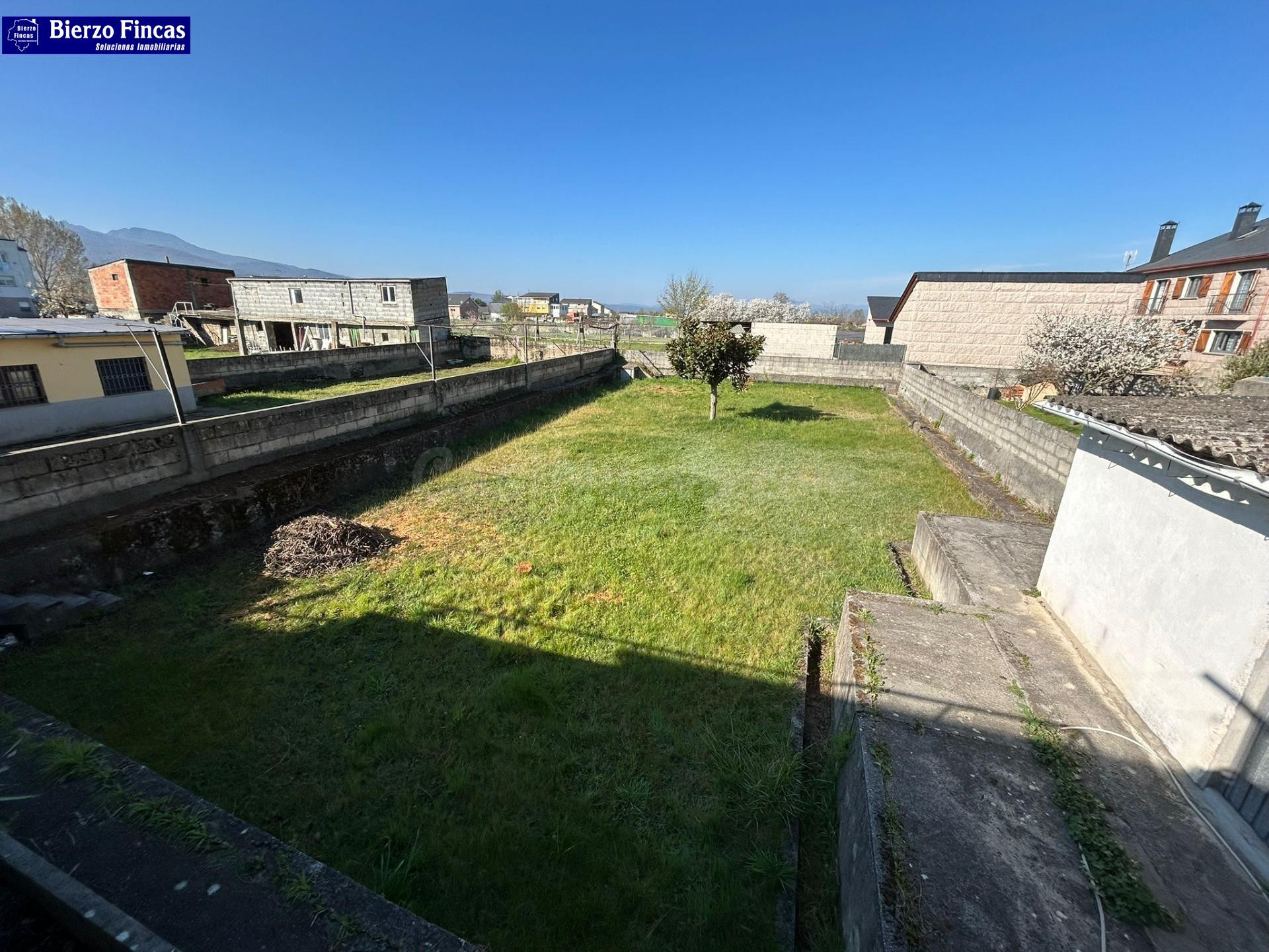 SE VENDE CASA CON TERRENO EN LA PLACA