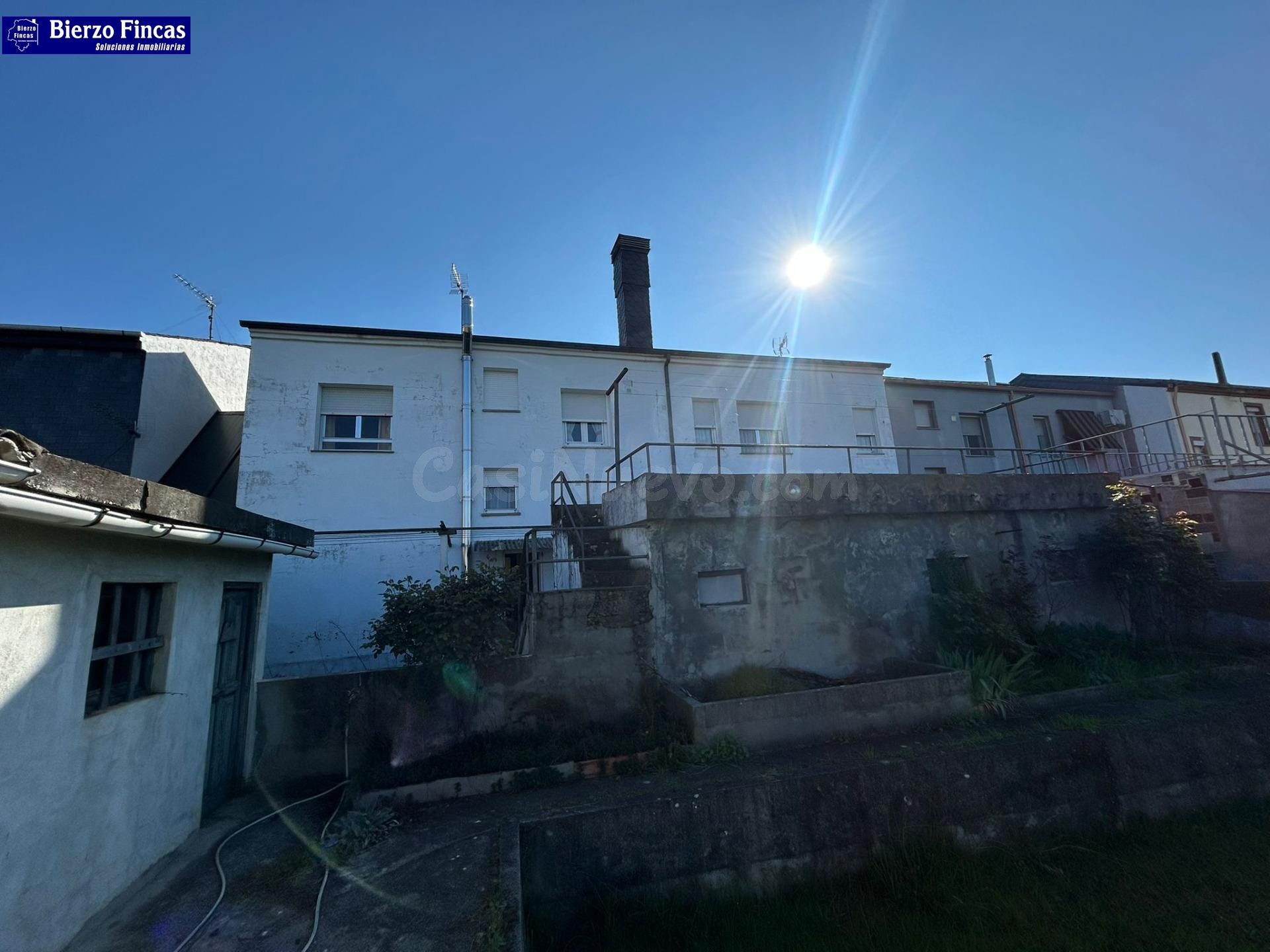 SE VENDE CASA CON TERRENO EN LA PLACA - foto 2