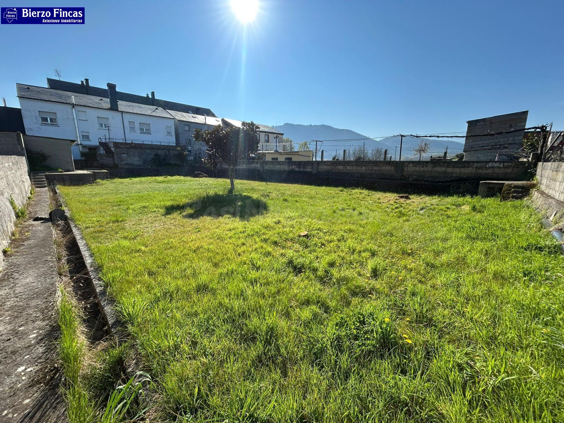 SE VENDE CASA CON TERRENO EN LA PLACA - foto 3