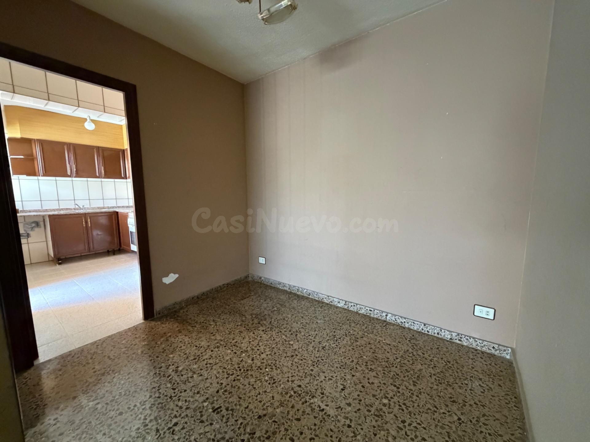 ADOSADO ESQUINERO A LA VENTA EN CASINOS - foto 4