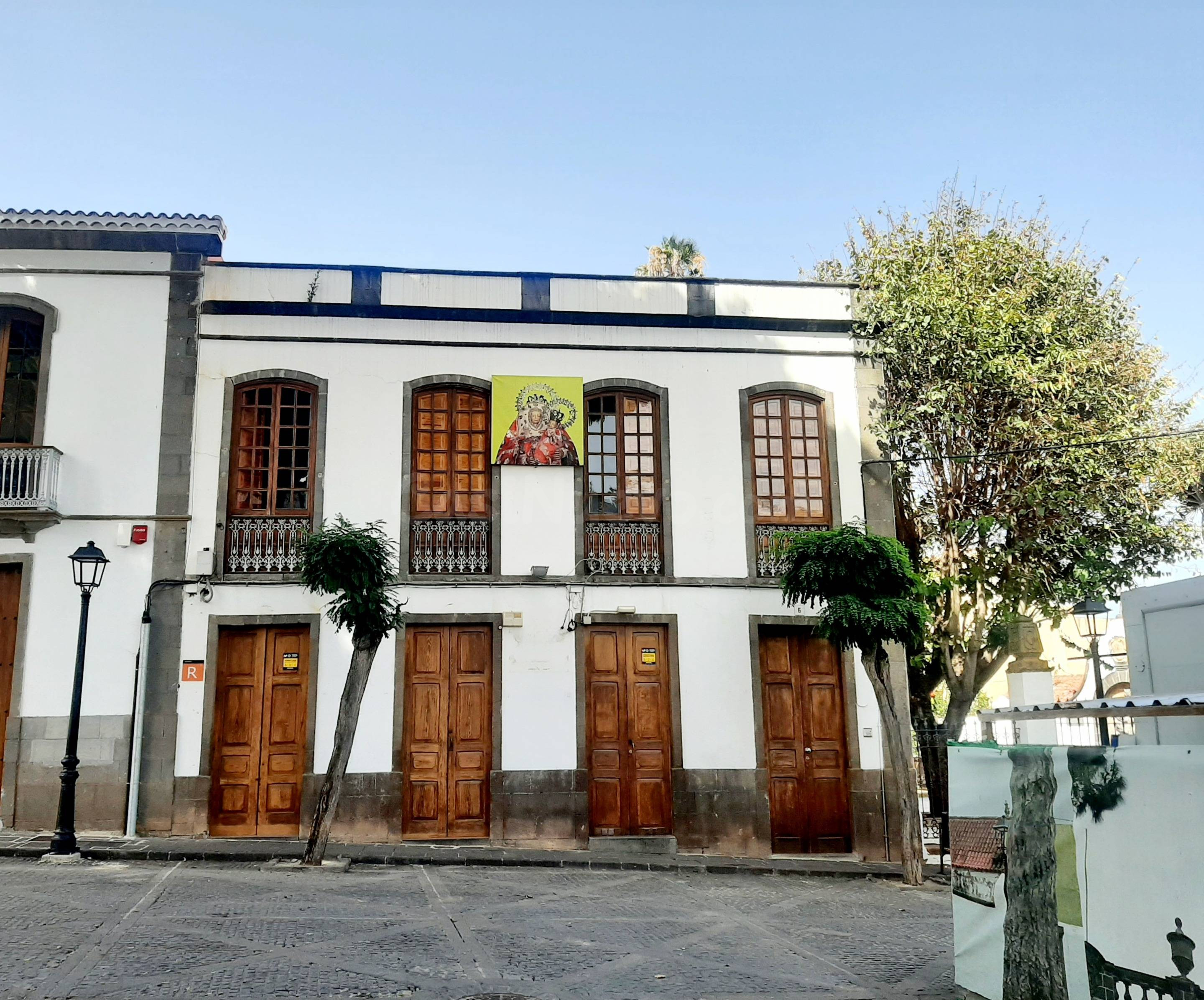 Edificio con encanto actualmente uso mixto, dos locales come