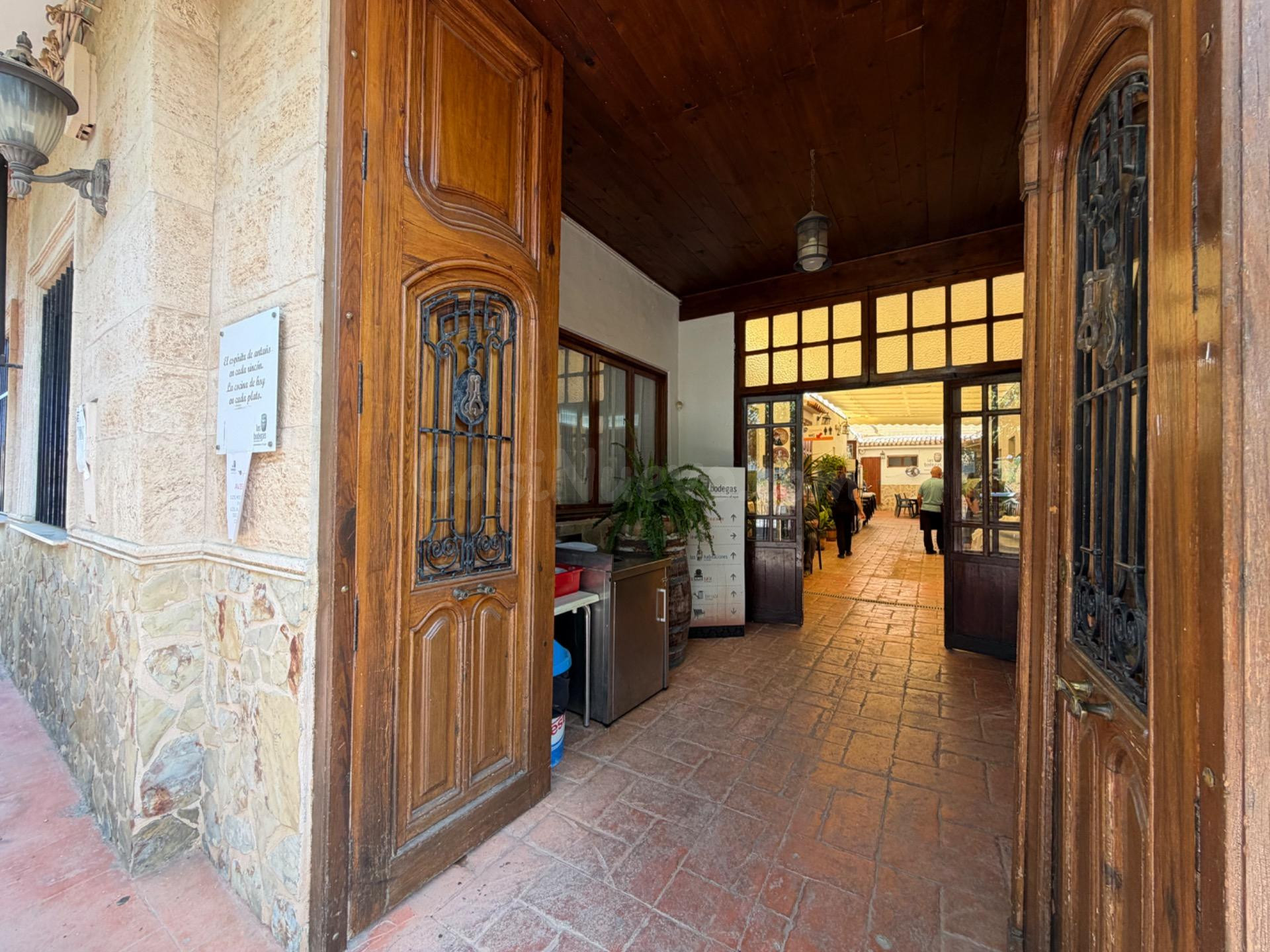 ESPECTACULAR NEGOCIO DE HOSTELERÍA EN PLENO FUNCIONAMIENTO - foto 2