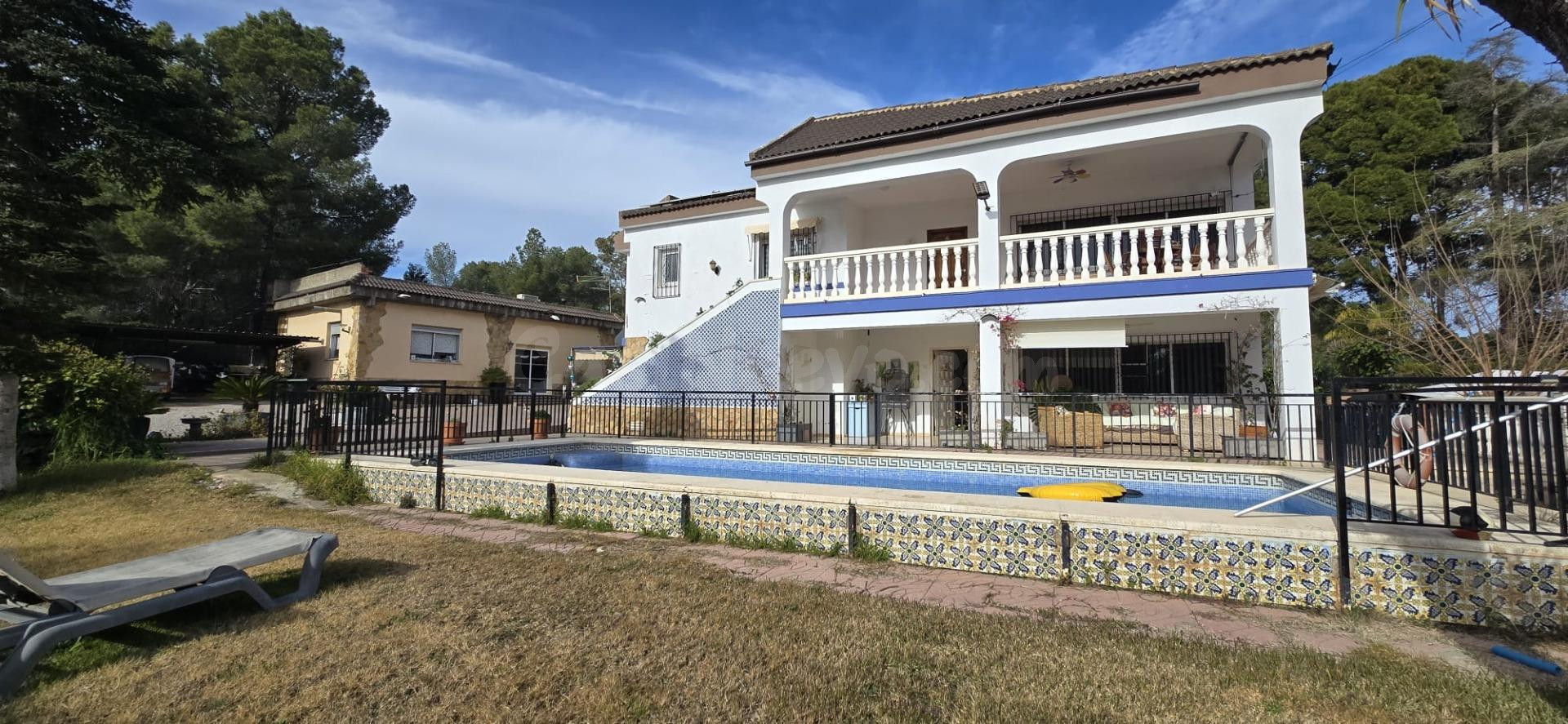 Amplia propiedad con piscina y 1.400 m2 de parcela en Pedral