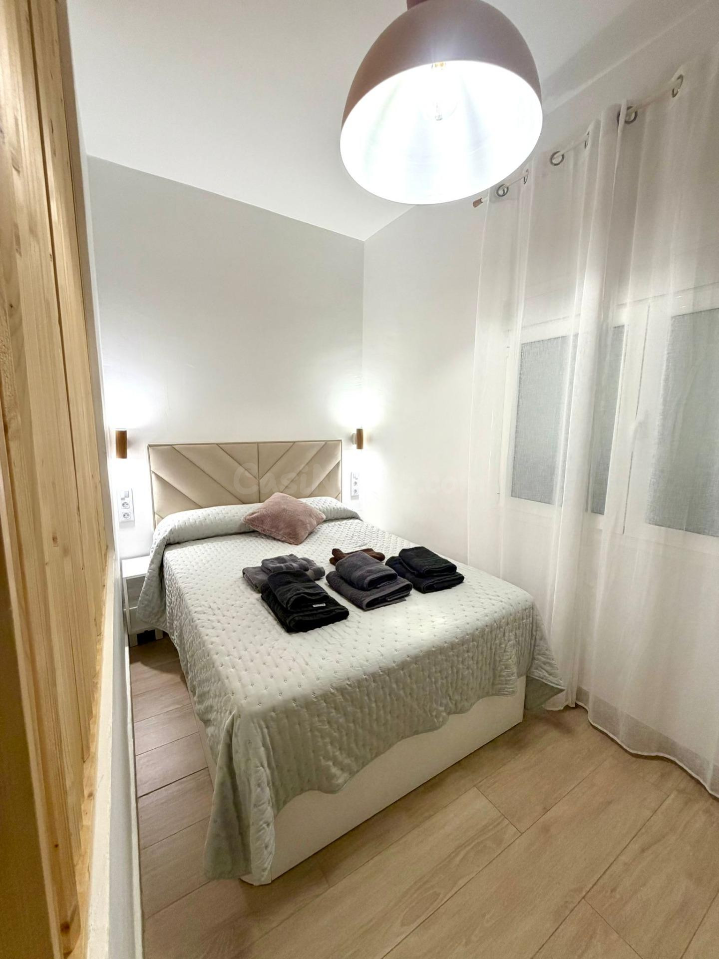 Estudio reformado en alquiler en León y Castillo - foto 2