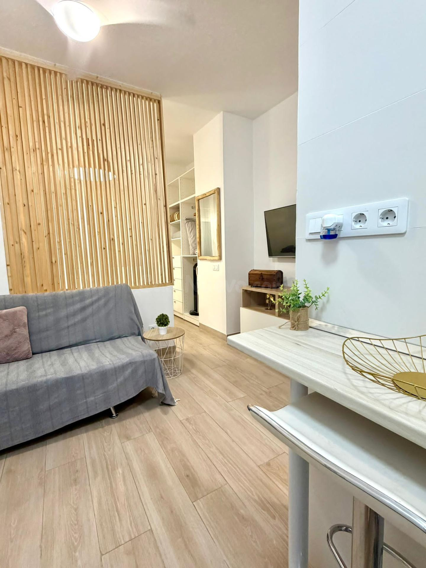 Estudio reformado en alquiler en León y Castillo - foto 3