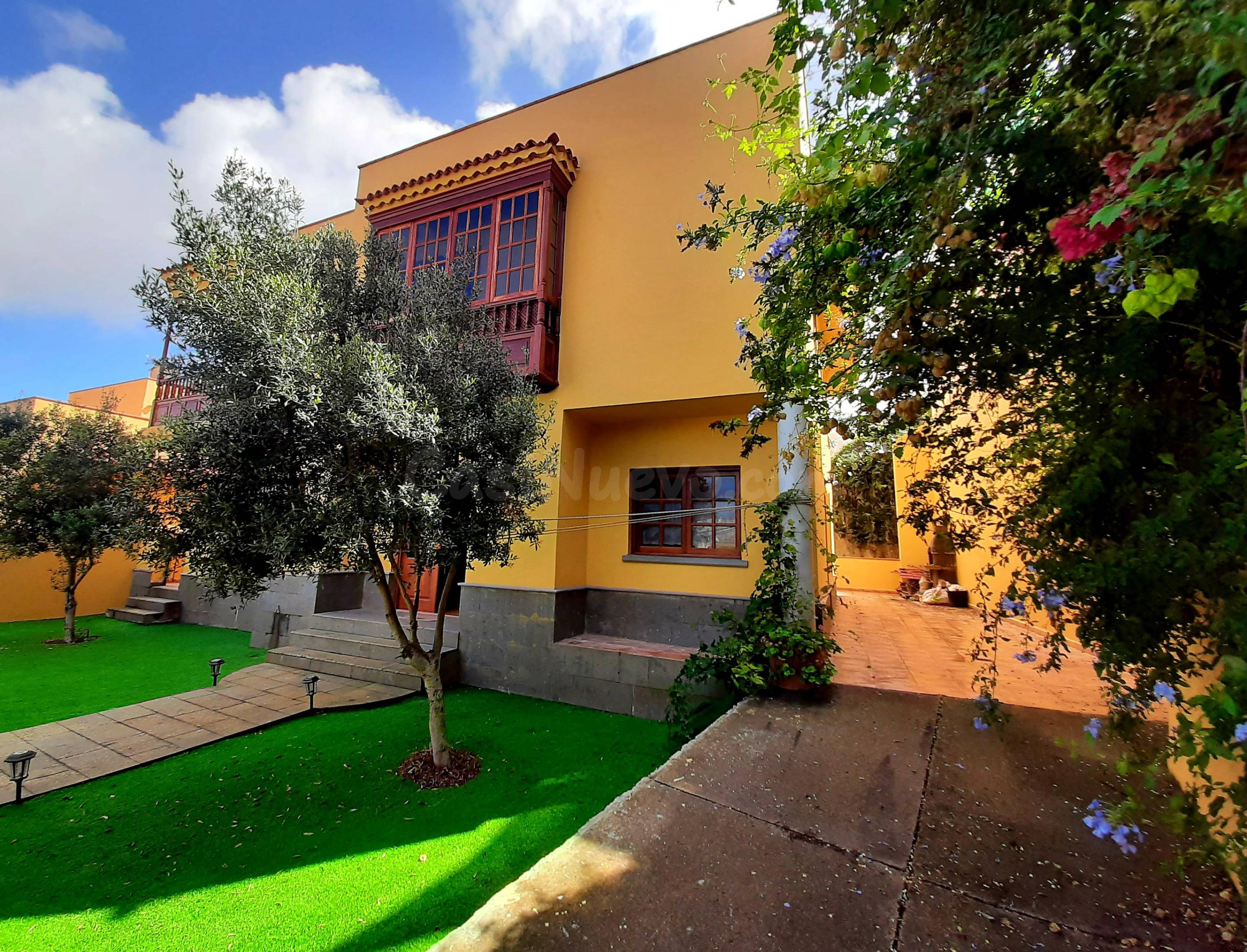 CHALET EN ZONA RESIDENCIAL CON ESPECTACULARES VISTAS, EQUIPA