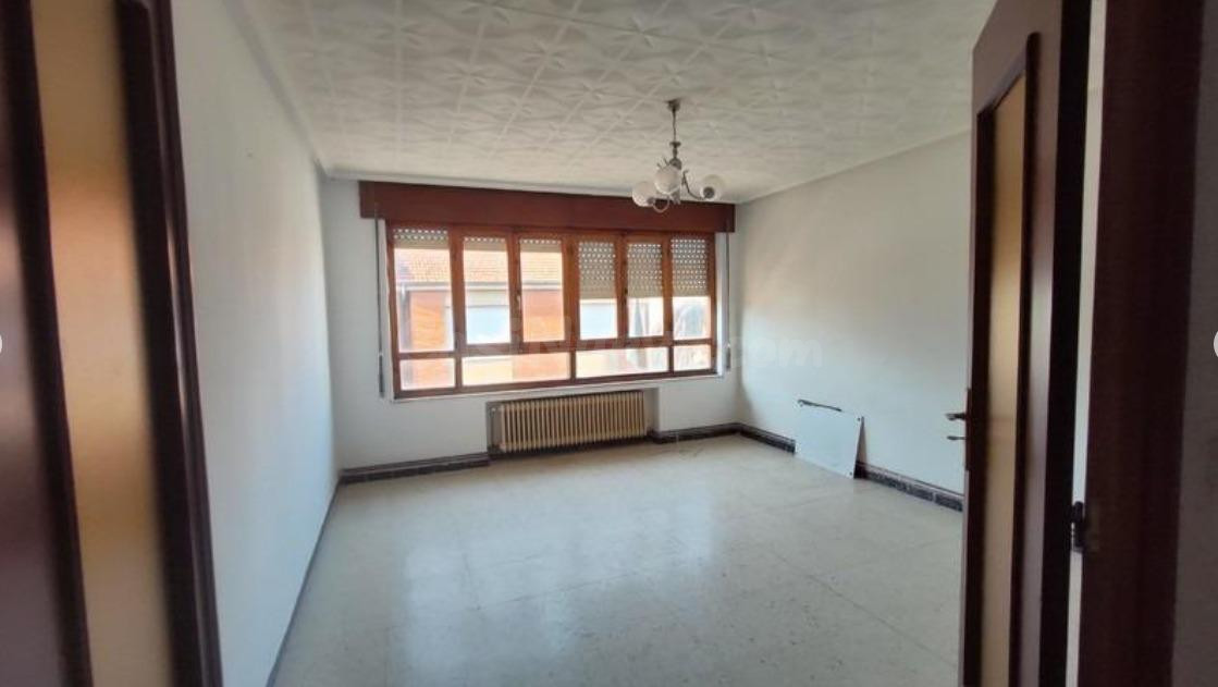 PISO PARA REFORMAR EN LA BAÑEZA - foto 2