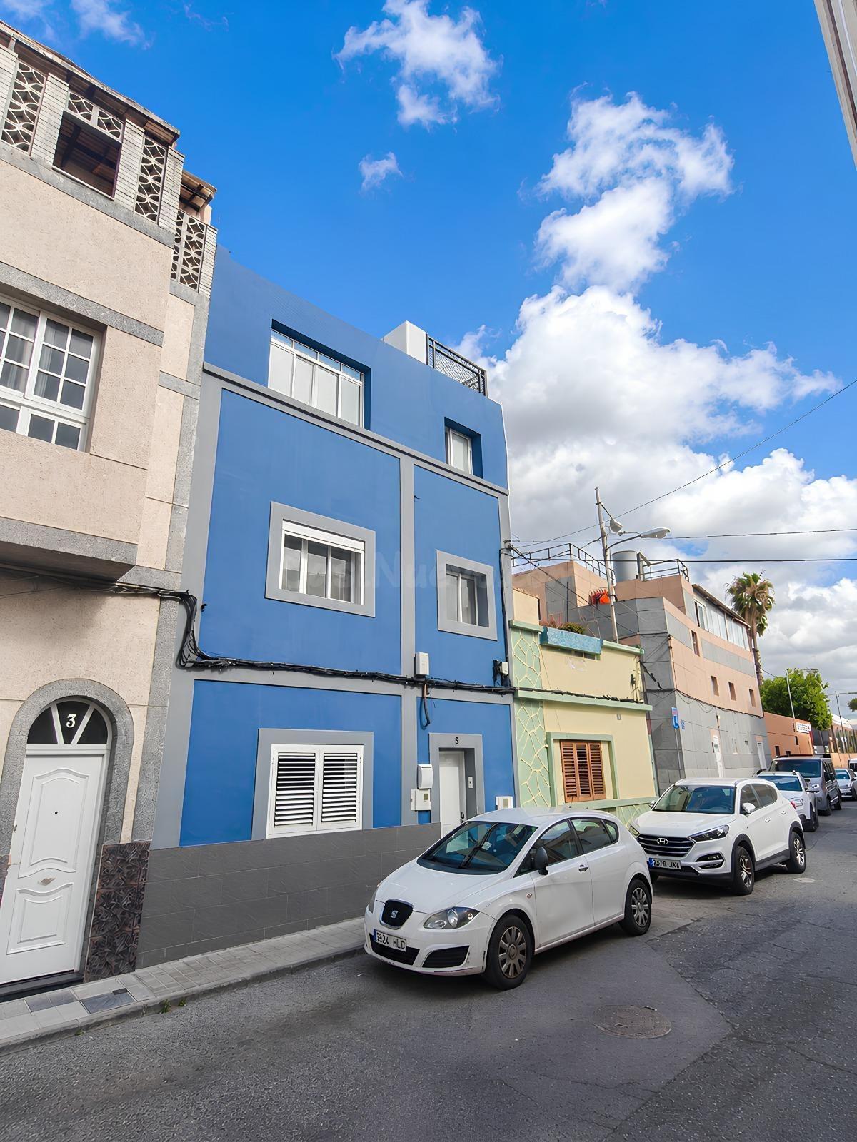 Una oportunidad interesante para quienes buscan adquirir un edificio completo con varias unidades residenciales dentro de una misma propiedad.