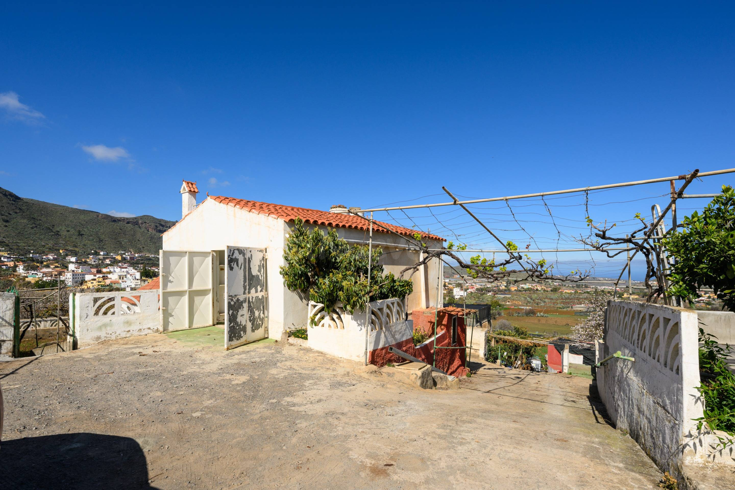 Gran finca de 5.500 m2 con casa independiente en Las Vegas d
