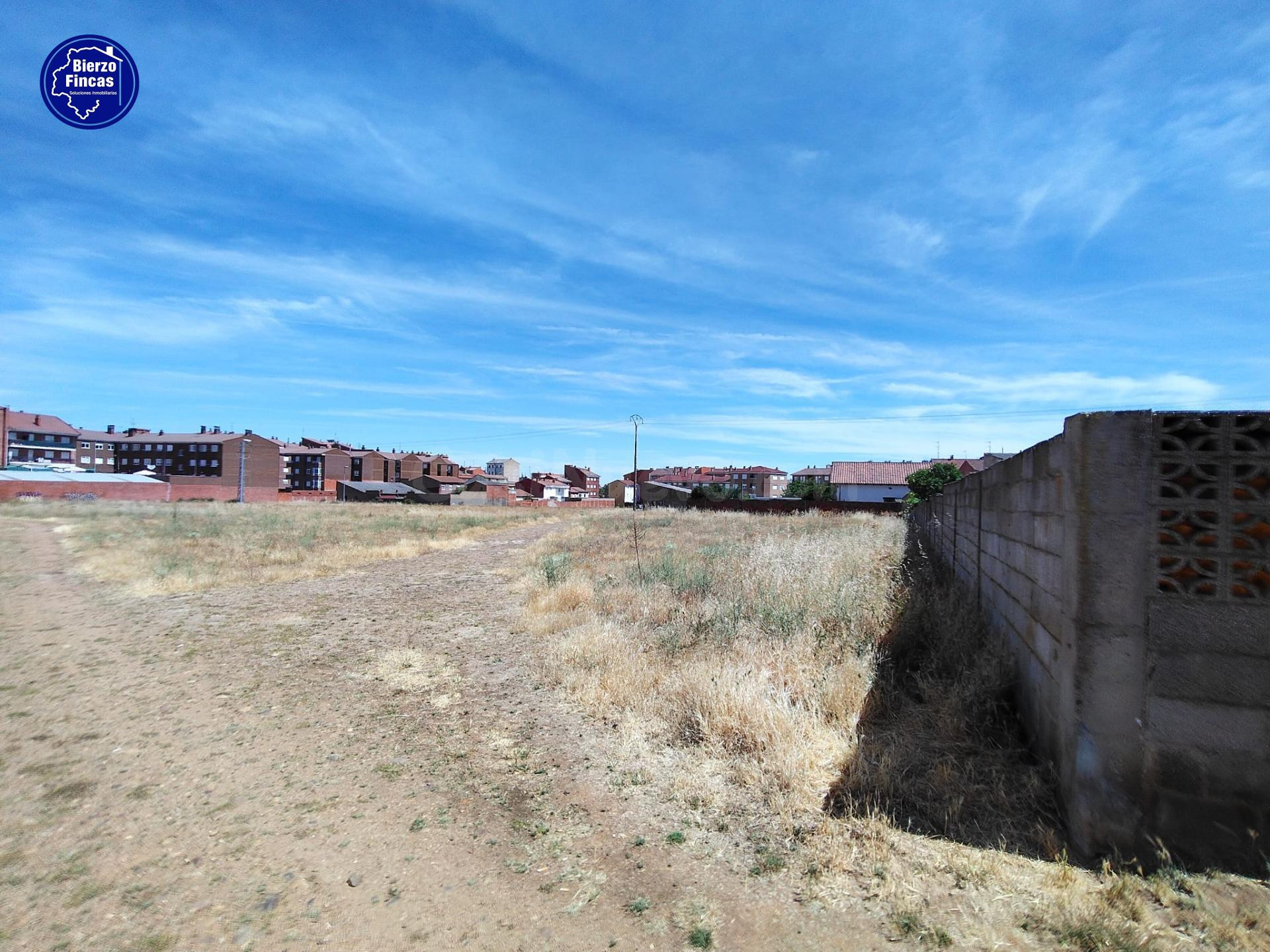 SE VENDE TERRENO URBANIZABLE EN TROBAJO DEL CAMINO - foto 5