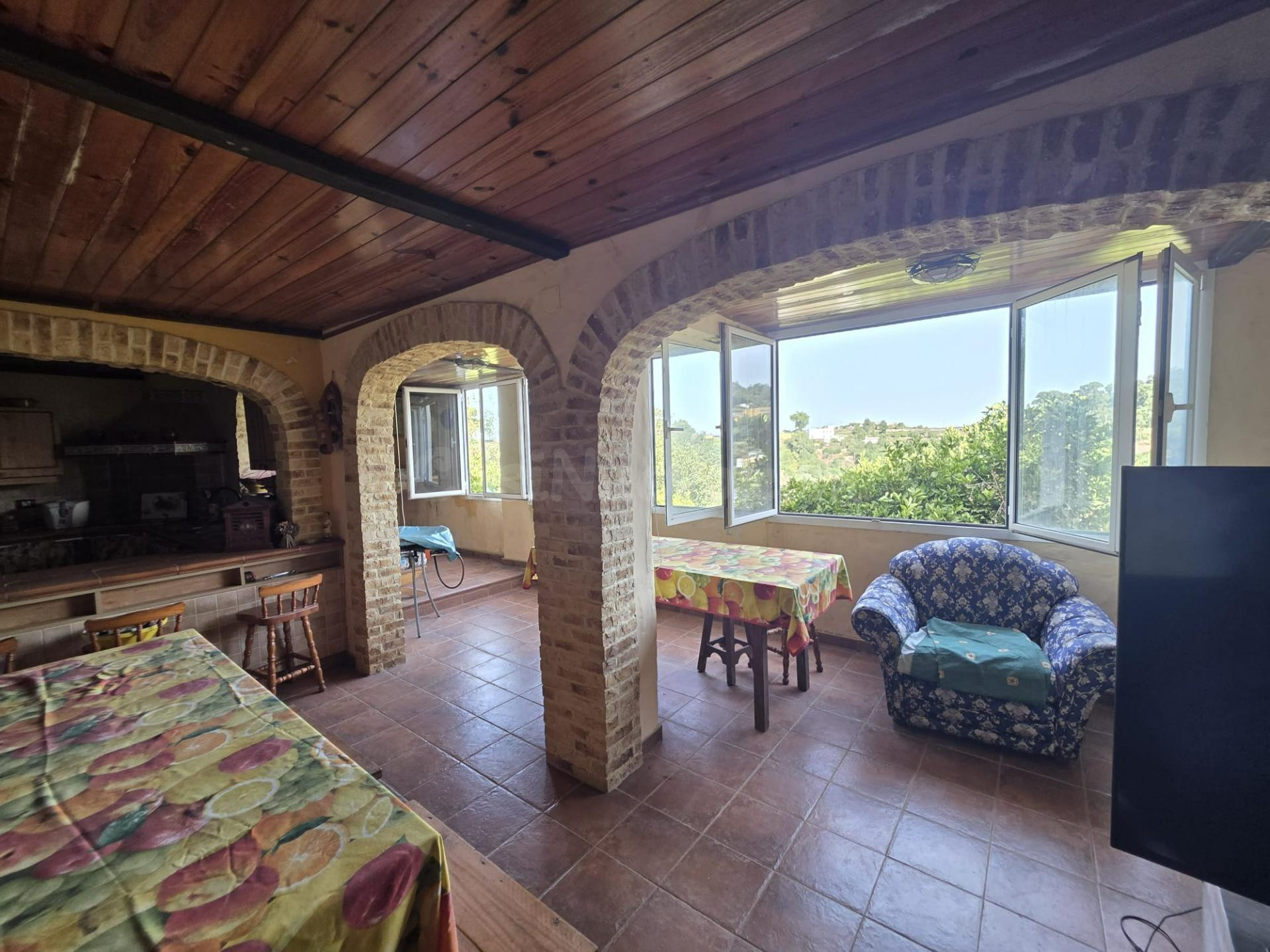 Casa terrera con dos viviendas independientes, garaje y terr - foto 2