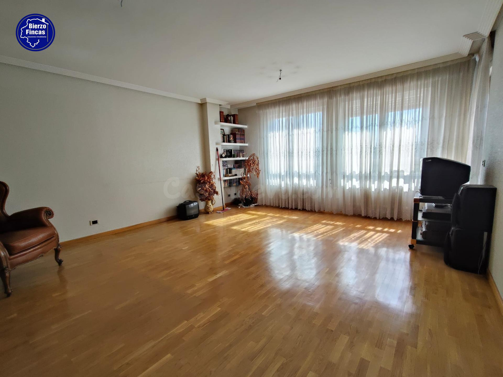 SE VENDE AMPLIO PISO EN LA PALOMERA, LEÓN - foto 2