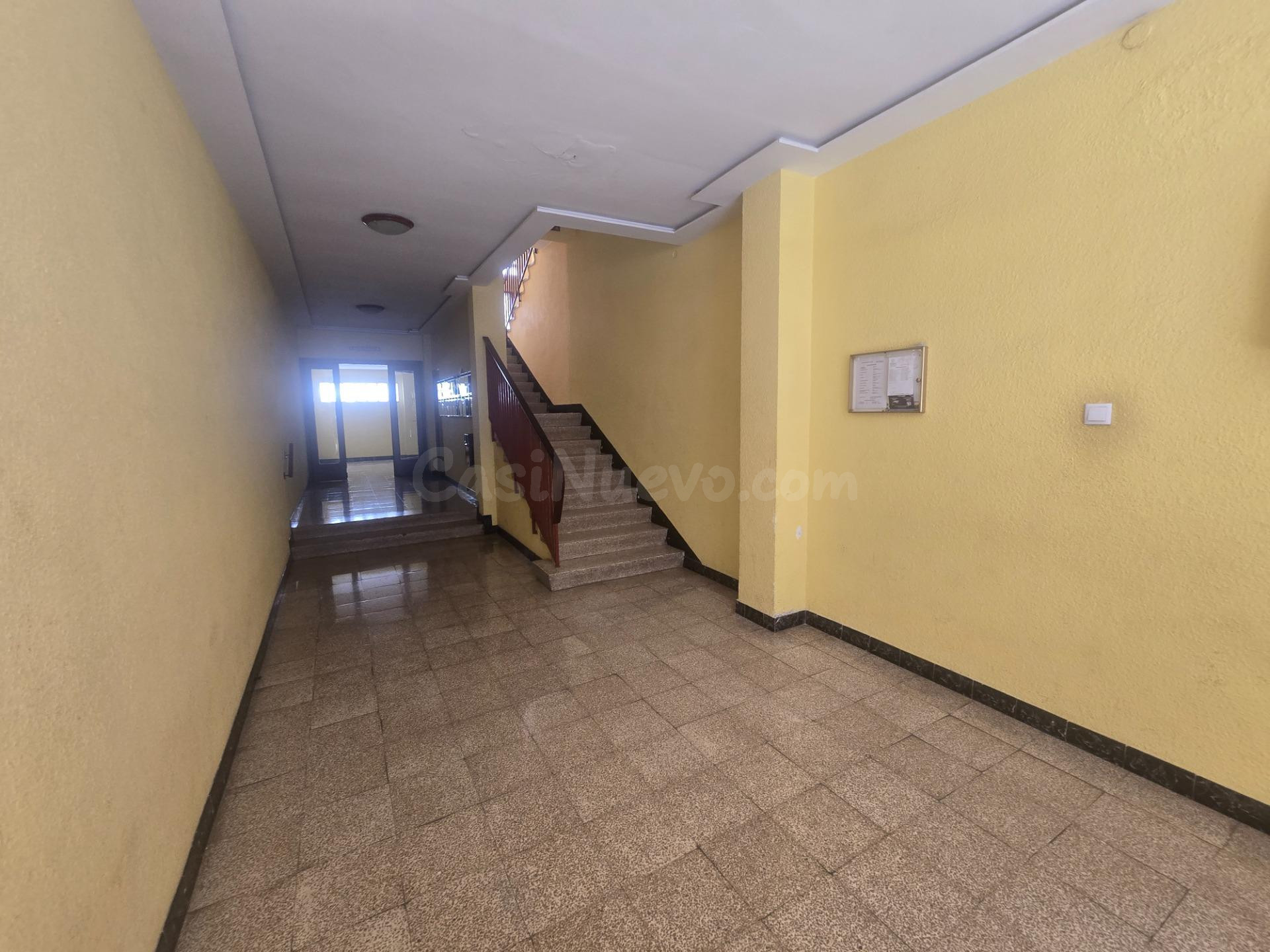 Piso de 53m2 útiles para REFORMAR. Distribuido en dos dormit - foto 2