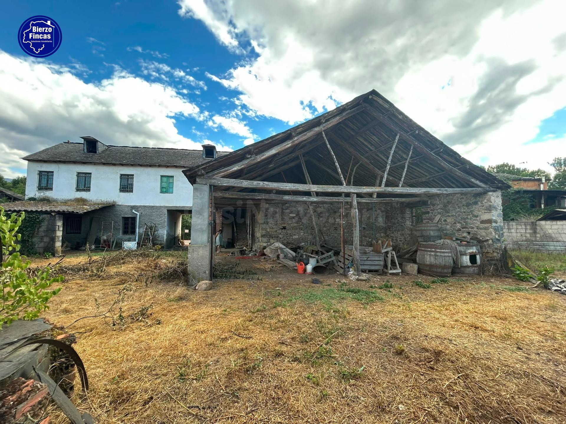 SE VENDE CASA CON TERRENO EN VILLAVERDE DE LA ABADÍA - foto 2