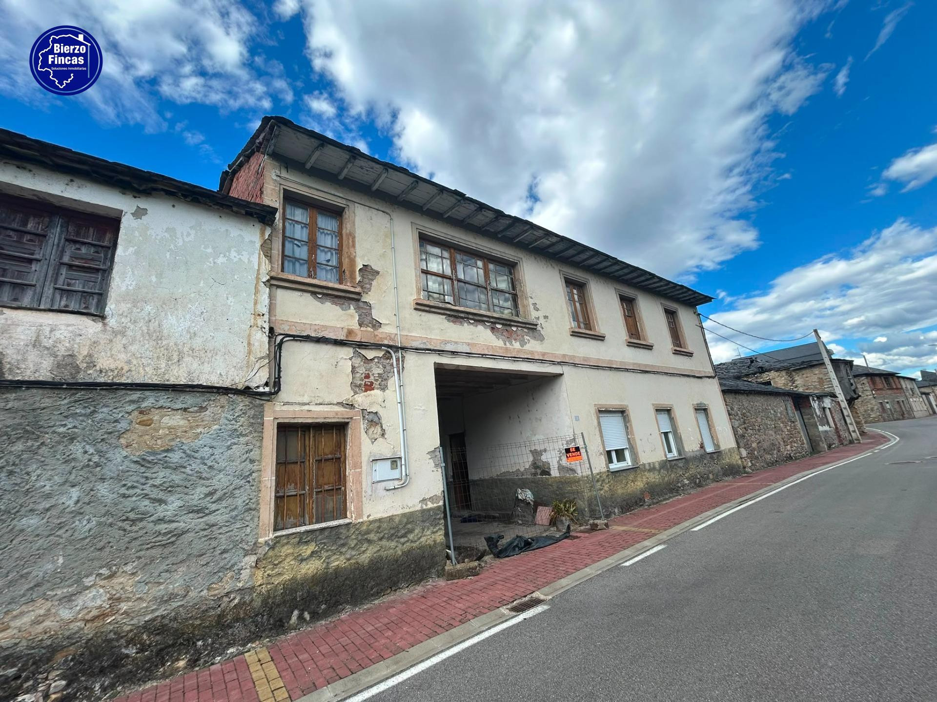 SE VENDE CASA CON TERRENO EN VILLAVERDE DE LA ABADÍA - foto 3