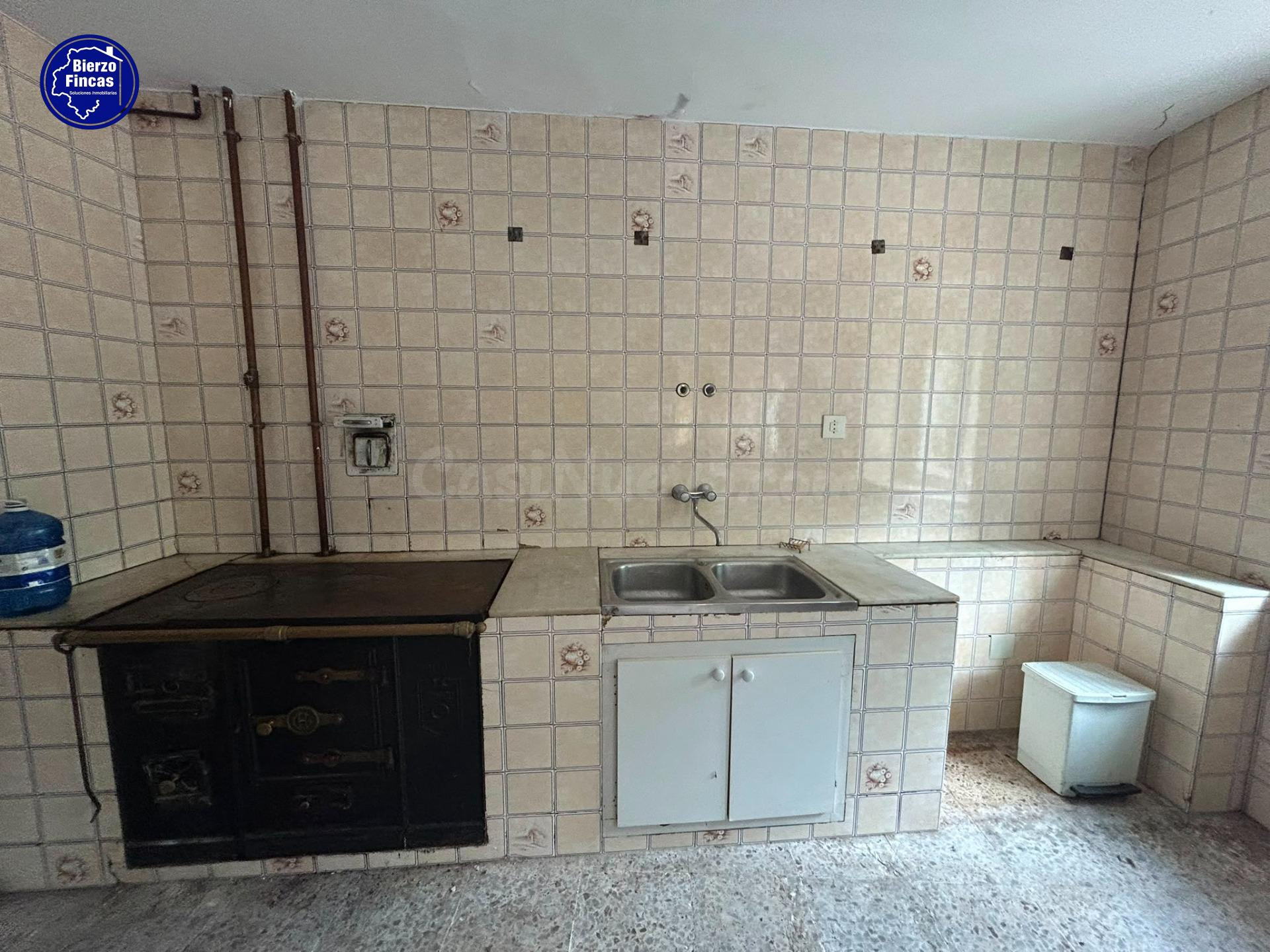 SE VENDE CASA CON TERRENO EN VILLAVERDE DE LA ABADÍA - foto 4