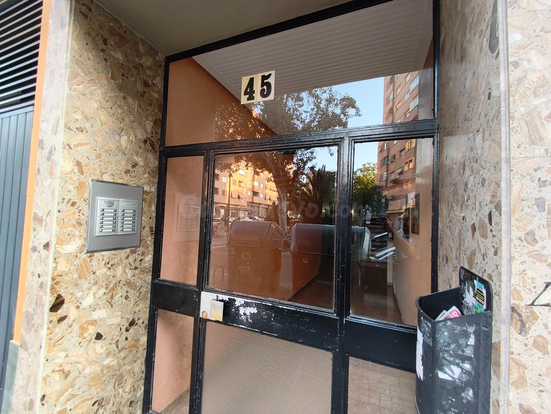 Piso de 44m2 útiles. Distribuido dos dormitorios, salón-coci - foto 2