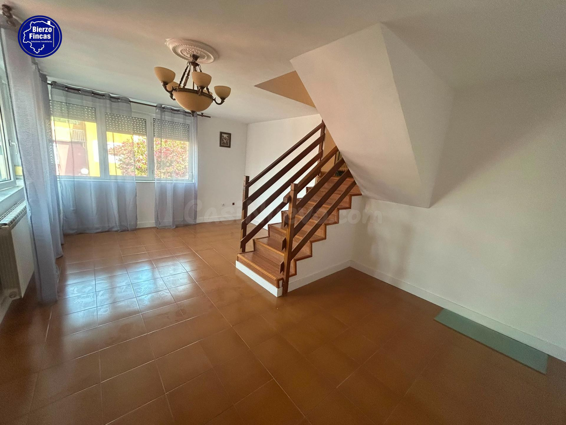 SE VENDE ADOSADO EN URBANIZACIÓN PATRICIA, PONFERRADA - foto 4