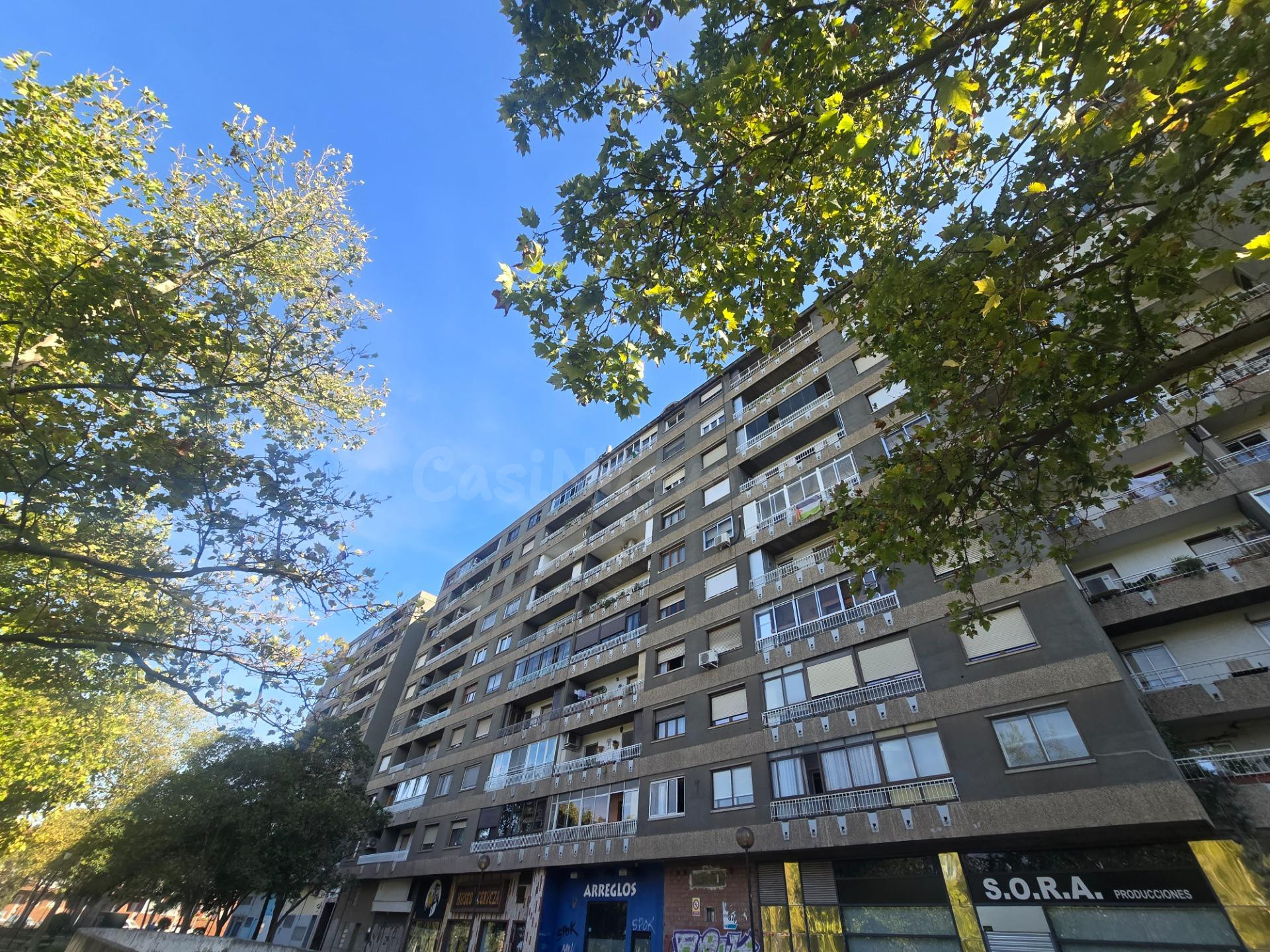 Piso de 85m2 útiles con PLAZA DE GARAJE. Distribuido en tres