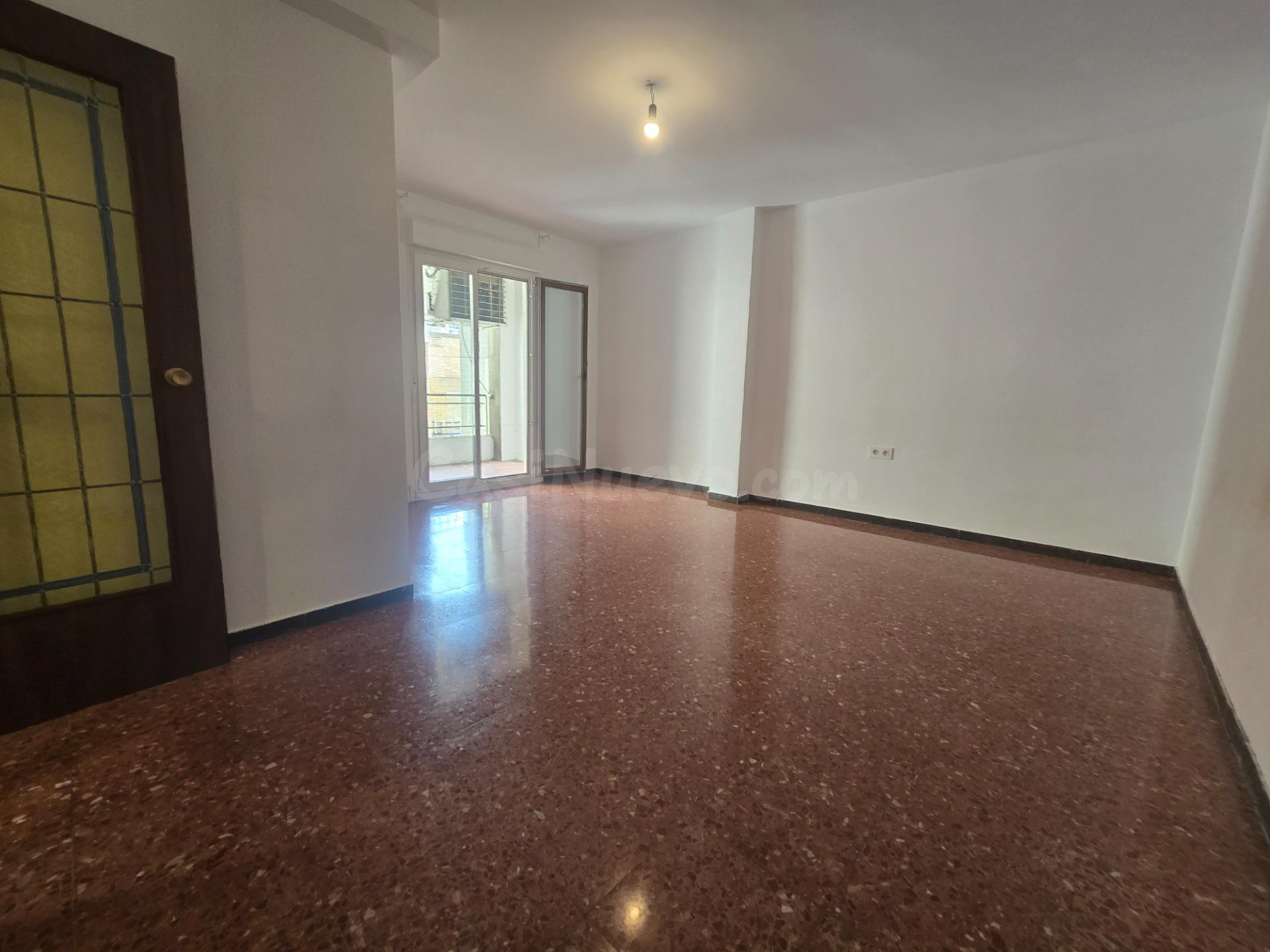 Piso de 85m2 útiles con PLAZA DE GARAJE. Distribuido en tres - foto 2
