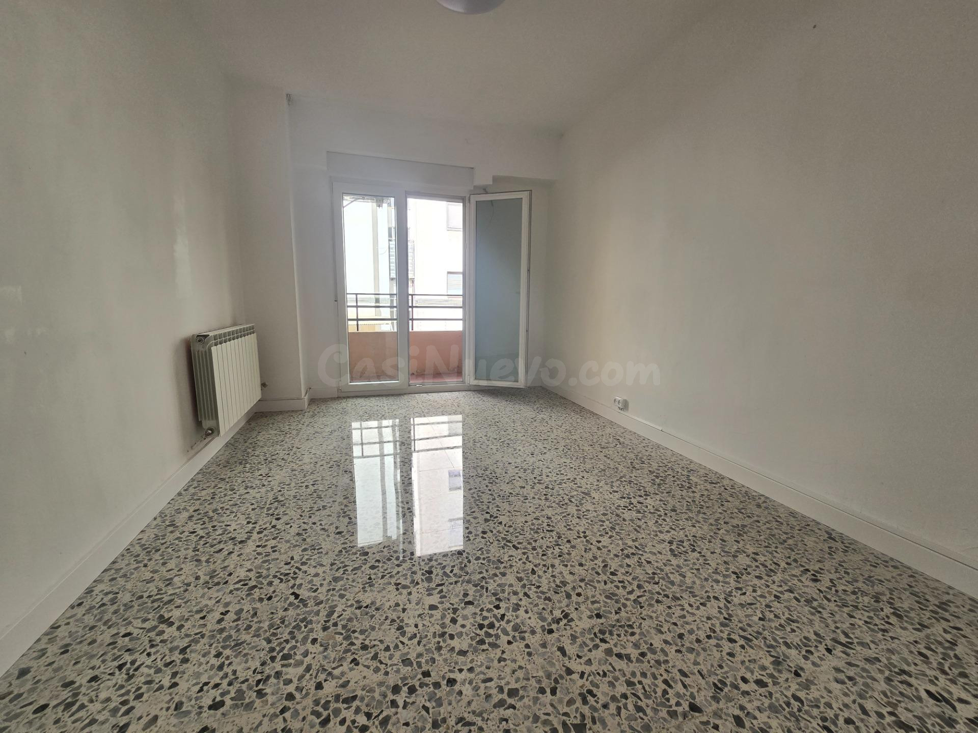 Piso de 71 m2. Distribuido en cuatro dormitorios, salón, coc - foto 2