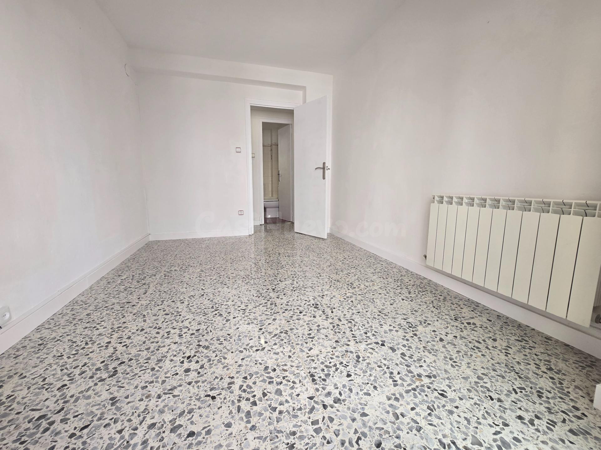 Piso de 71 m2. Distribuido en cuatro dormitorios, salón, coc - foto 3