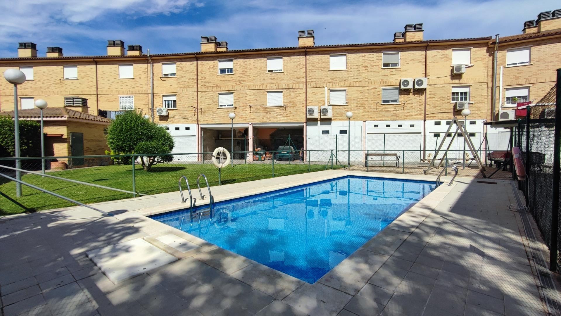 Vivienda Unifamiliar adosada de 134m2, distribuida en tres p - foto 2
