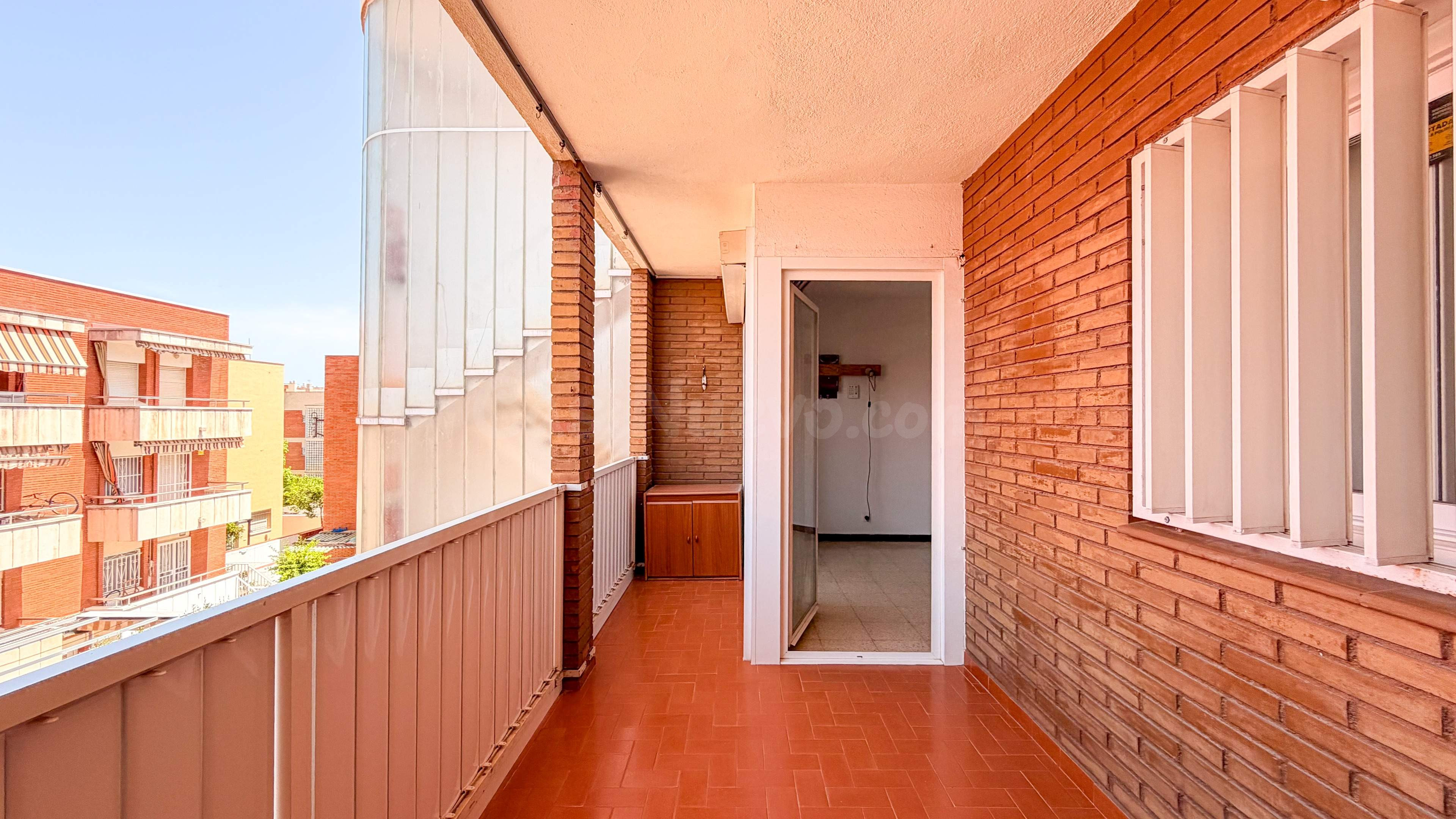 Piso acogedor con gran balcón y a un paso del mar