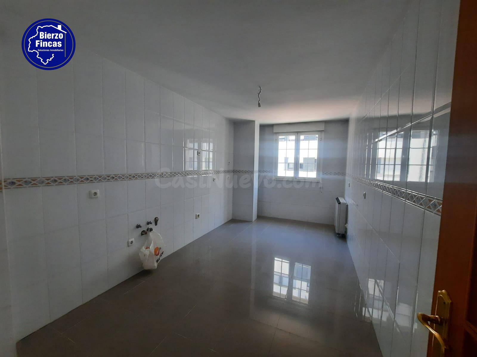 SE VENDE PISO EN EL CENTRO DE PONFERRADA - foto 2