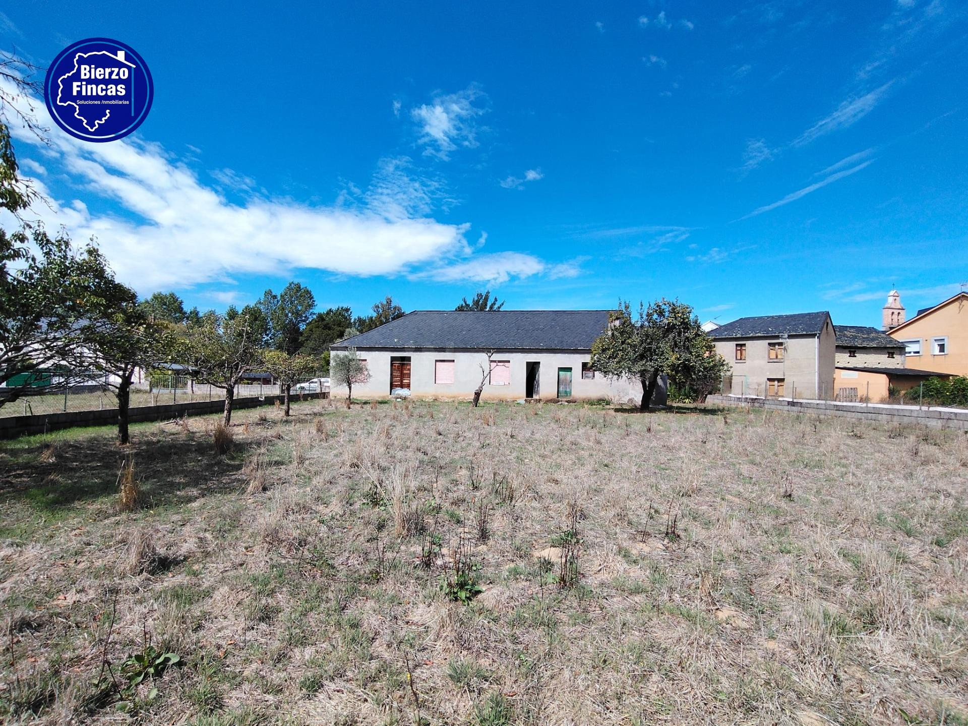 SE VENDE CASA CON GRAN PARCELA EN VILLAVERDE DE LOS CESTOS