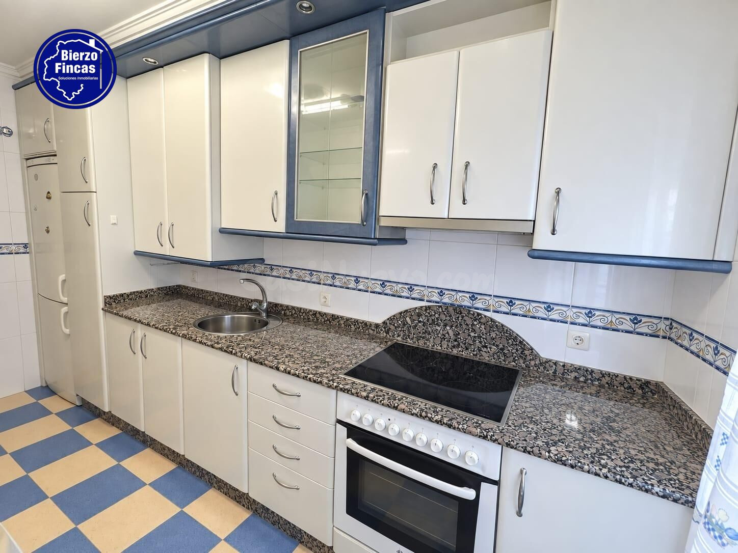 SE VENDE APARTAMENTO EN LA ZONA ALTA DE PONFERRADA - foto 2